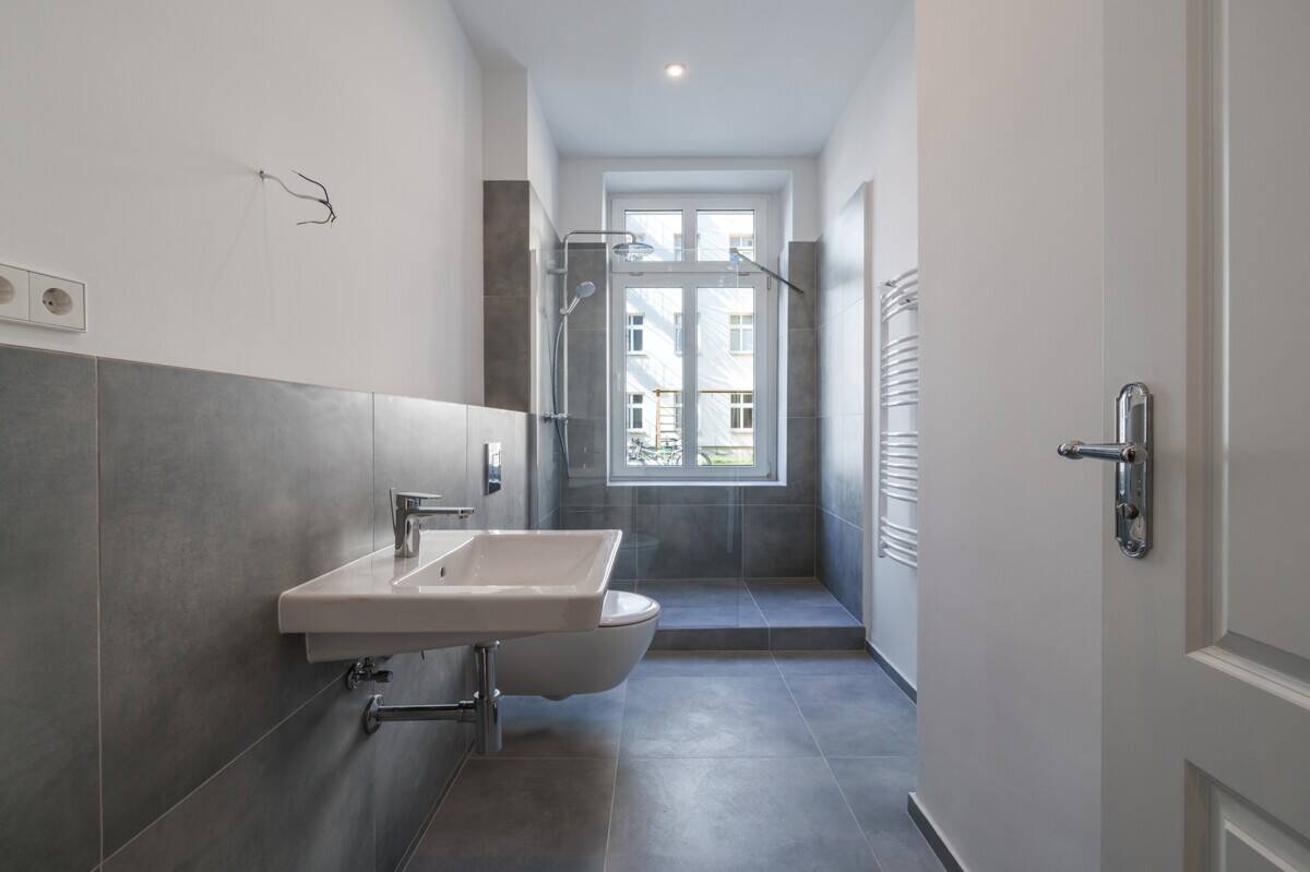 Erstbezug nach Sanierung: Lichterfülltes Wohnnest mit Tageslicht-Badezimmer, Dielen, hohen Decken – 12459 Berlin – Vorschaubild 3