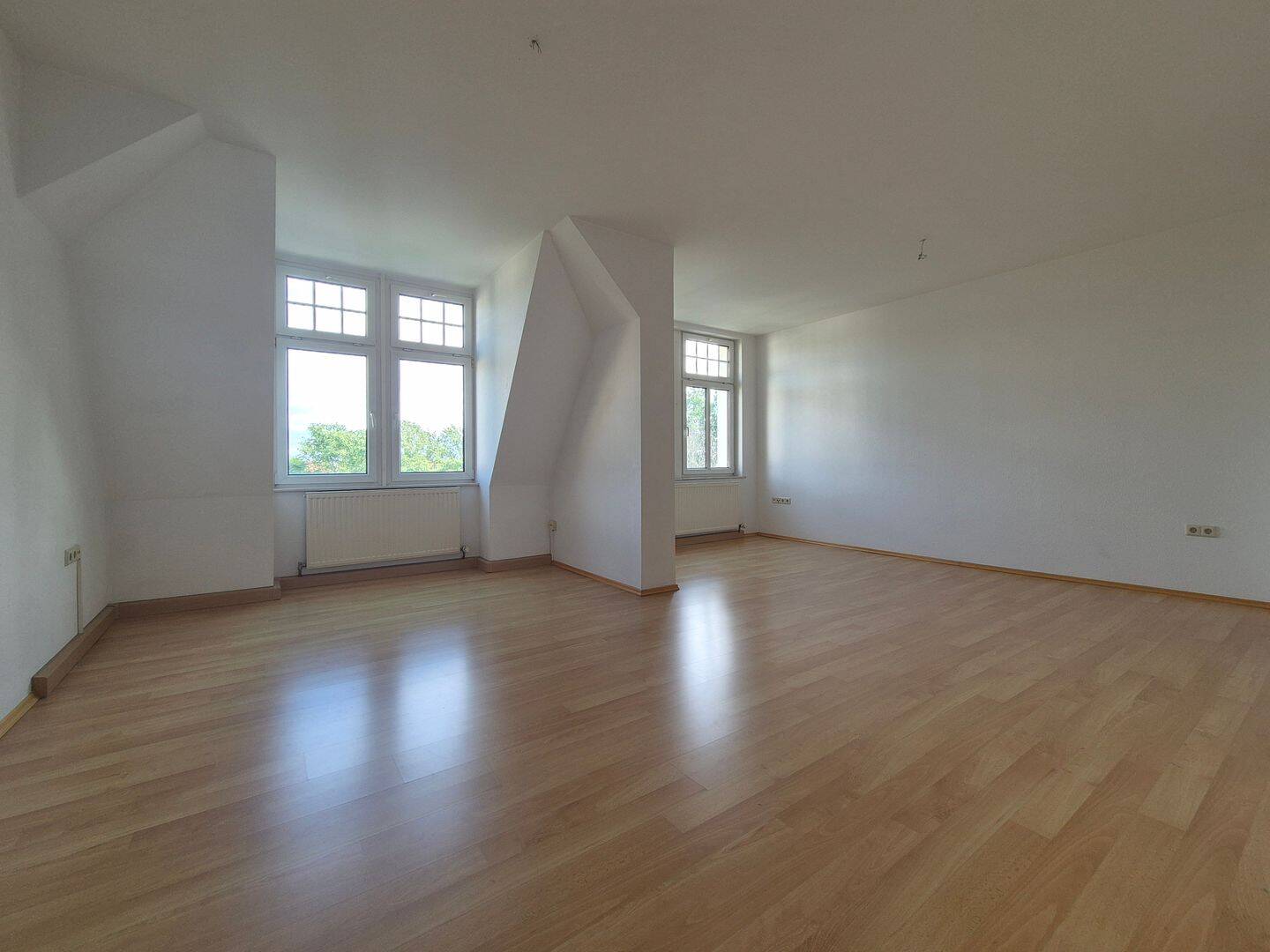 *Bezugsfreie“ Dachgeschosswohnung im Altbau mit Blick ins Grüne – Leipzig – Vorschaubild 3