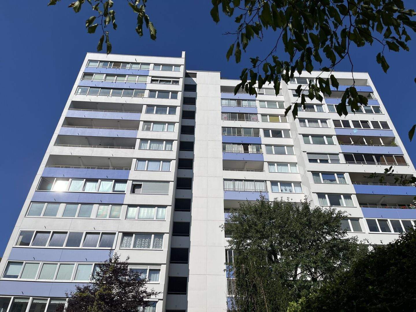 Modernisierte 3 Zimmer-Wohnung mit Balkon und Skyline-Blick  – Mainpark Offenbach – 63065 Offenbach am Main – Vorschaubild 3