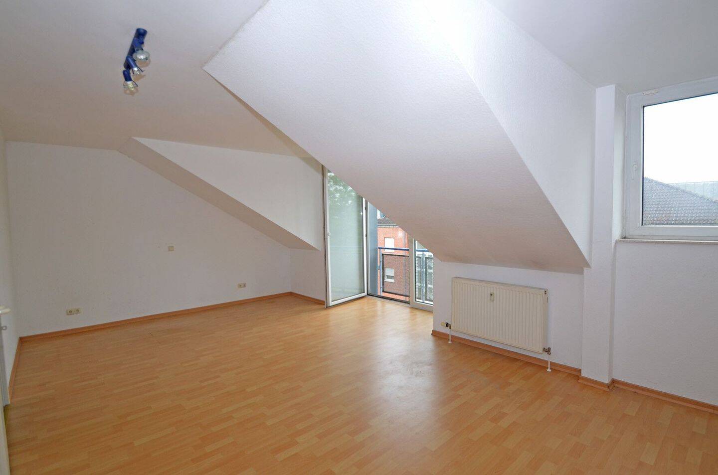 Wohnen und Arbeiten in heller 2-Zimmer-Wohnung mit individuellem Schnitt! – 50765 Köln – Vorschaubild 3