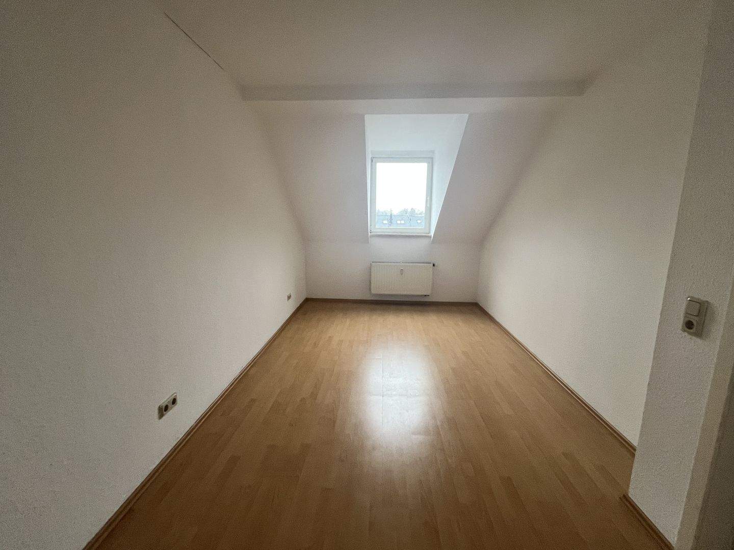 Charmante Dachgeschosswohnung über den Dächern von Schloßchemnitz – Chemnitz – Vorschaubild 3