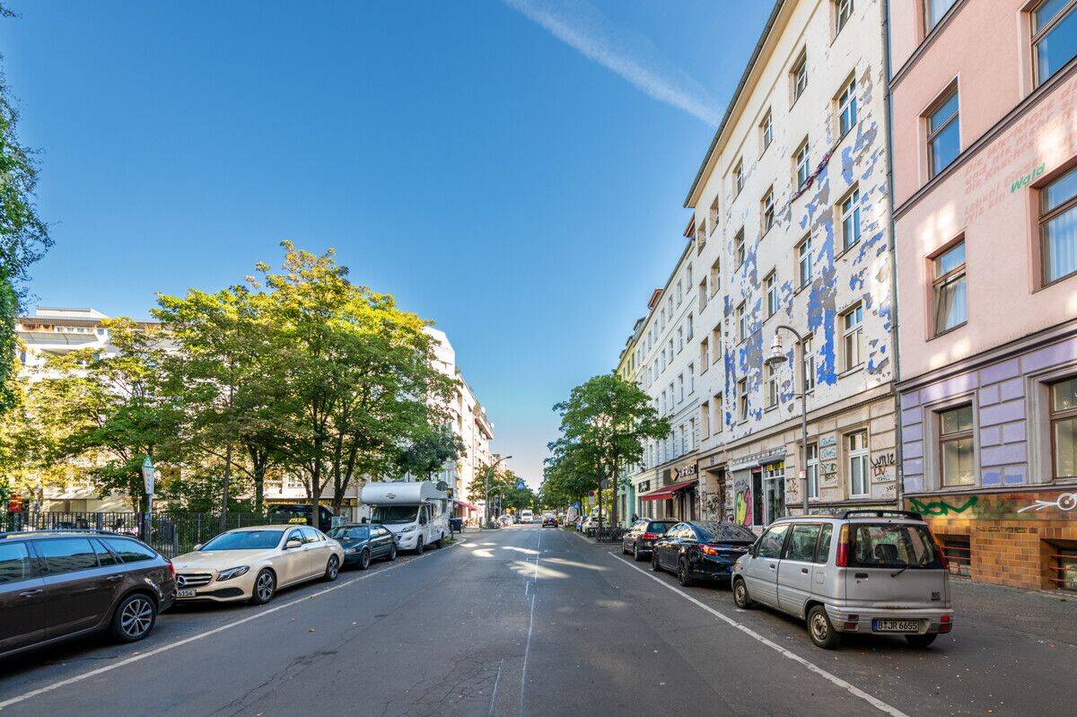 Bezugsfreie Altbauwohnung in absoluter Top-Lage mit Tageslicht-Badezimmer, Wohnküche und Holzdielen – 10997 Berlin – Vorschaubild 5