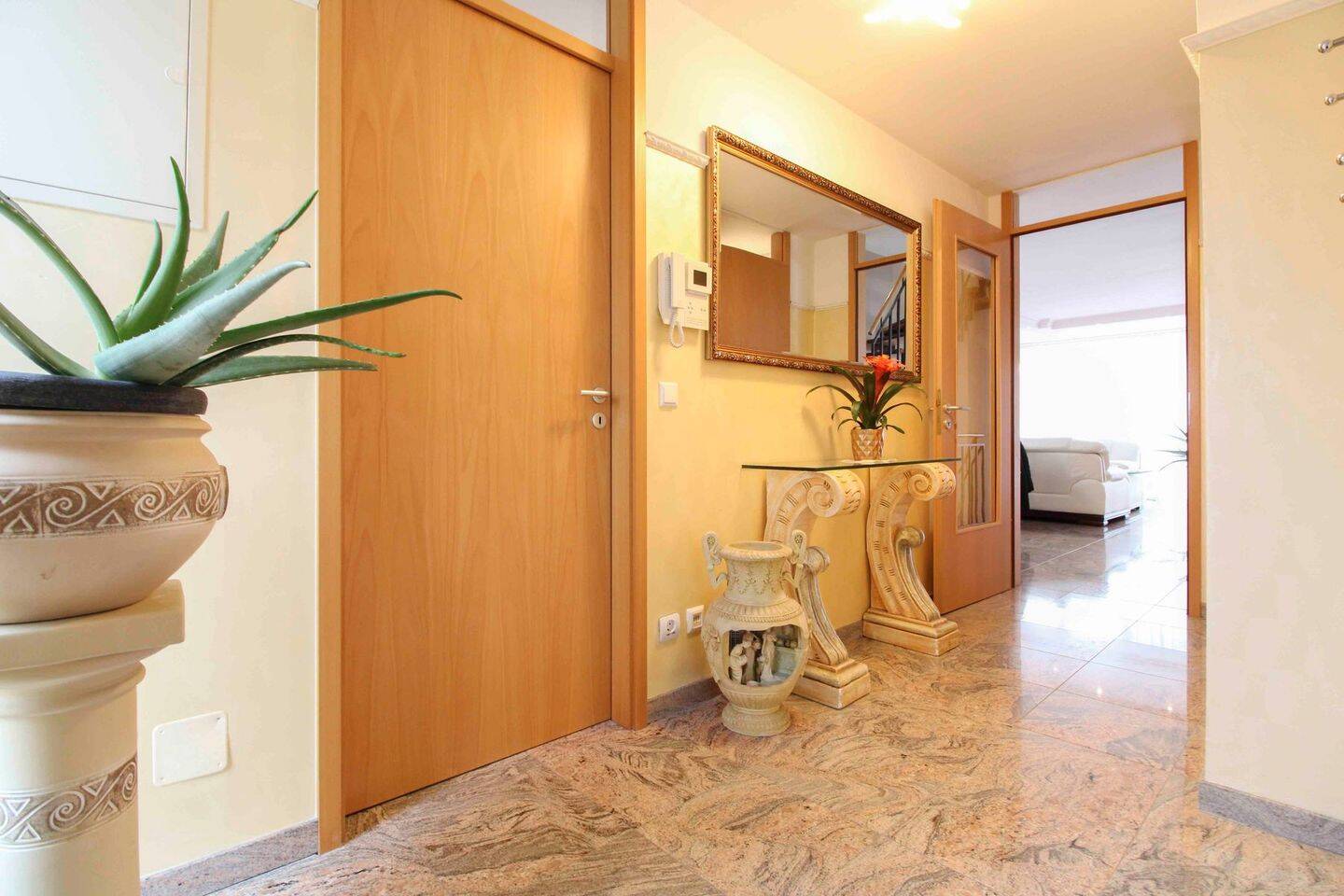 Maisonette im Haus-im-Haus-Stil: Großzügige 4,5-Zimmer mit eigenem Eingang in Stuttgart-Hausen – 70499 Stuttgart – Vorschaubild 3