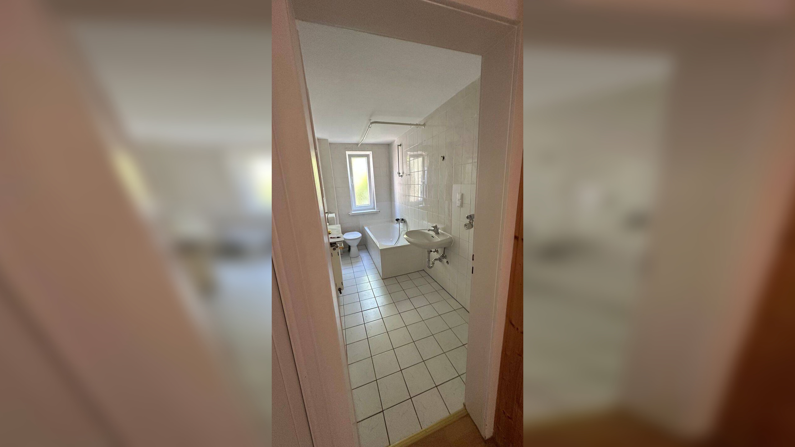 Biete 2 ZW+Grosse Küche+Bad/WC.ca.55qm.İst im gutem Lage.Kassel-West.Sofort einziehbar. – 34131 Kassel – Vorschaubild 3