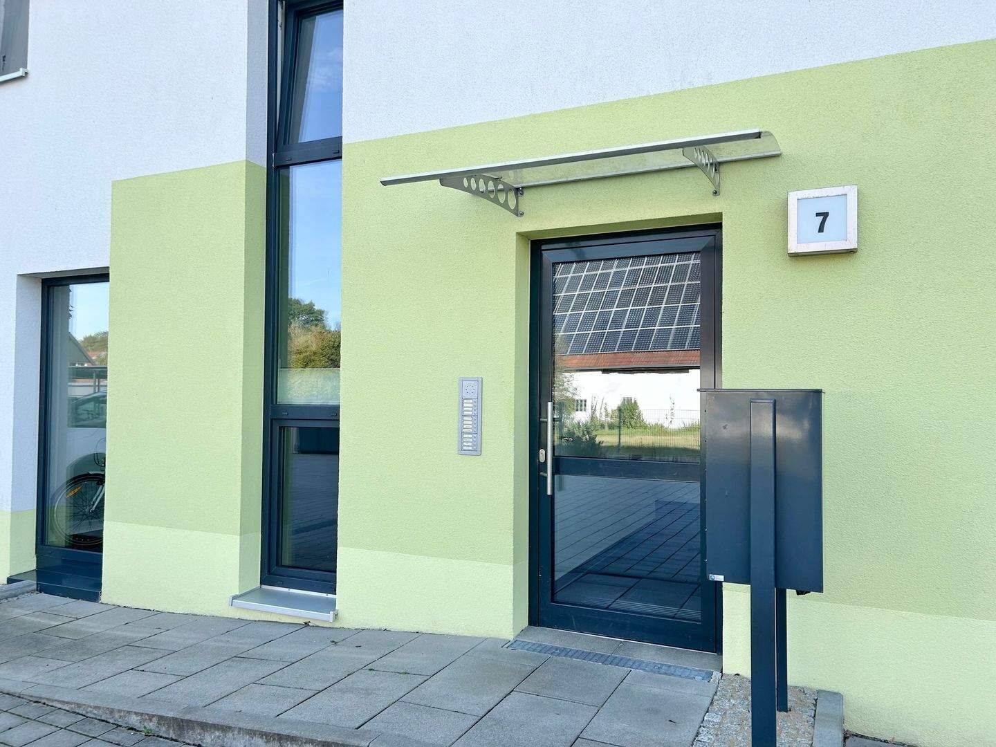 MODERNE VOLL MÖBLIERTE 1 ZIMMER SOUTERRAIN WOHNUNG MIT TERRASSE UND KFZ-STELLPLATZ – 91058 Erlangen – Vorschaubild 3