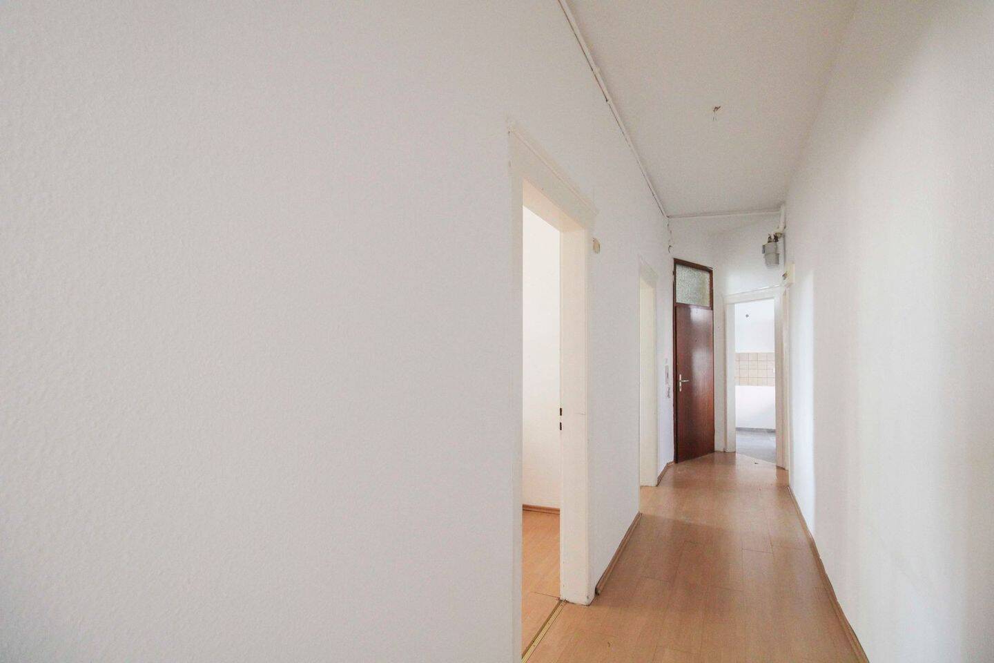 Bezugsfreie Hochparterre-Wohnung mit hohen Decken und zentraler Anbindung – 70374 Stuttgart – Vorschaubild 3