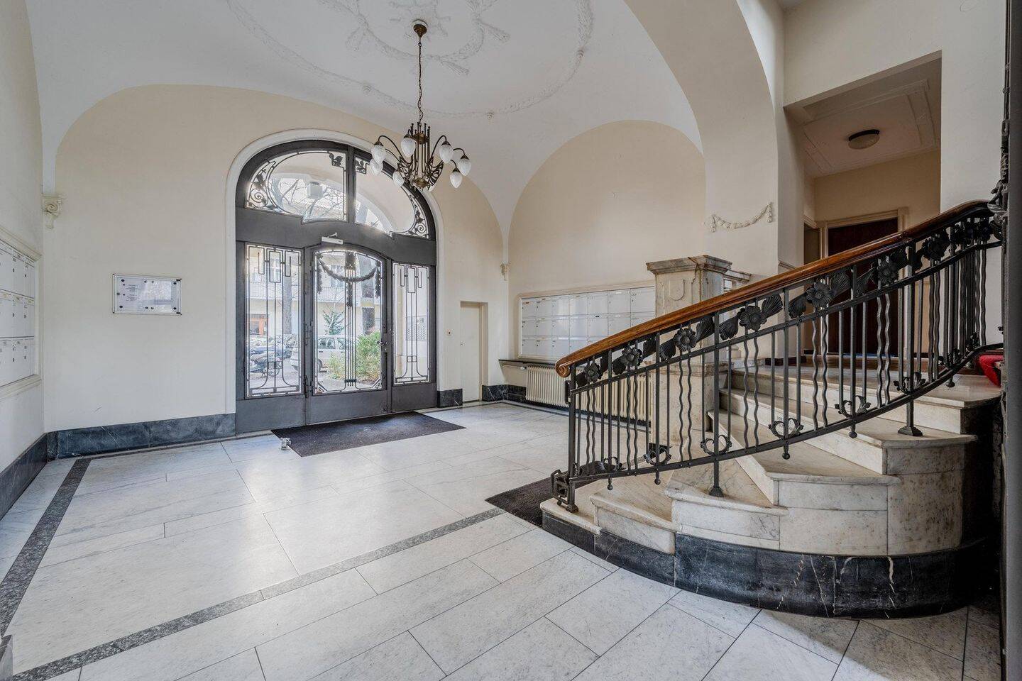 *PROVISIONSFREI* Bezugsfreie renovierte 2-Zimmer Altbauperle in hersschaftlichem Altbau in TOP-Lage – 10779 Berlin – Vorschaubild 3