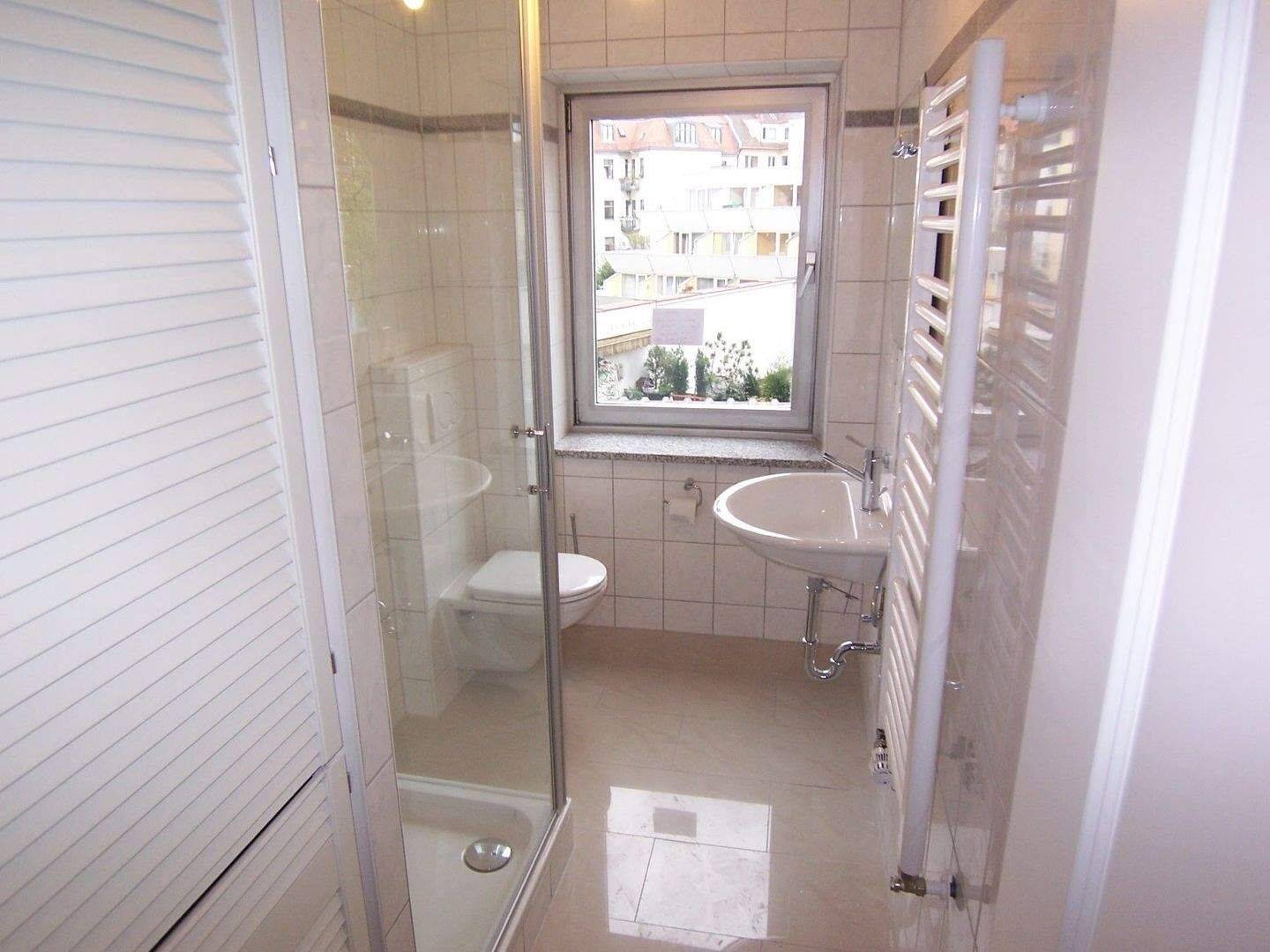 3 Zimmer Whg mit großem 18qm Südbalkon, Nähe Theresienwiese, Bad m Fenster– LEER – 80337 München – Vorschaubild 3