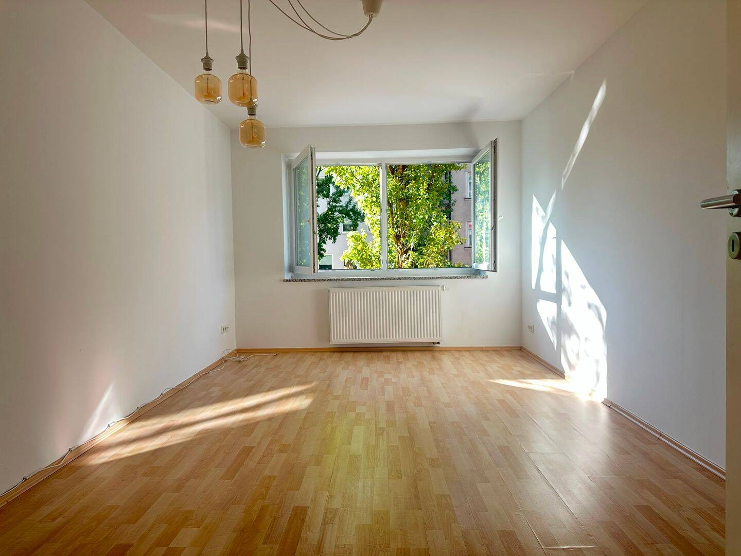 3 Zimmer Whg mit großem 18qm Südbalkon, Nähe Theresienwiese, Bad m Fenster– LEER – 80337 München – Vorschaubild 4