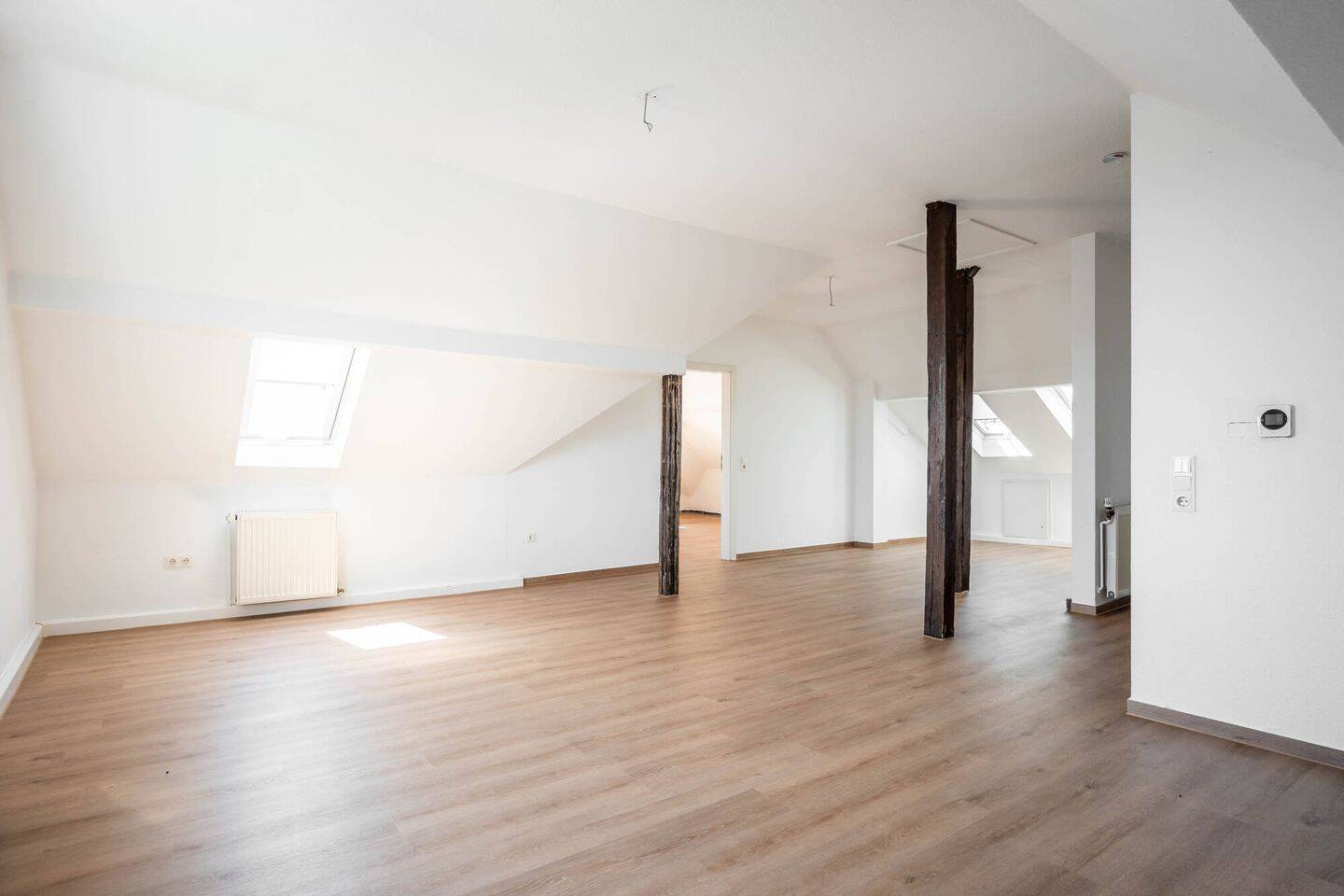 Renovierte Dachgeschosswohnung mit Einbauküche und Fernblick in Bielefeld Mitte – 33602 Bielefeld – Vorschaubild 3