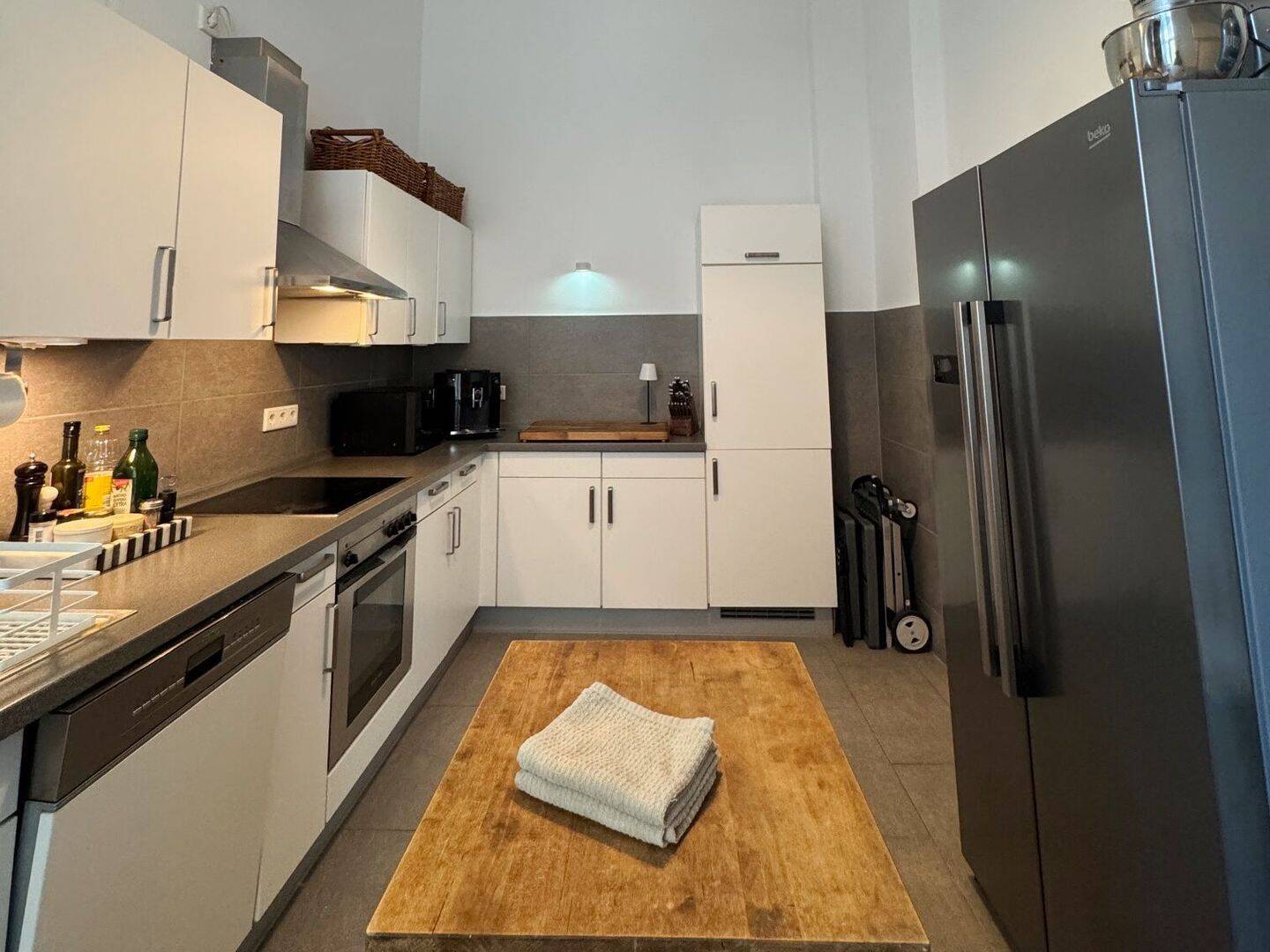 Stilvolle Altbauwohnung mit vier Zimmern, Balkon und moderner Küche in Bahnhofsnähe – 65185 Wiesbaden – Vorschaubild 3