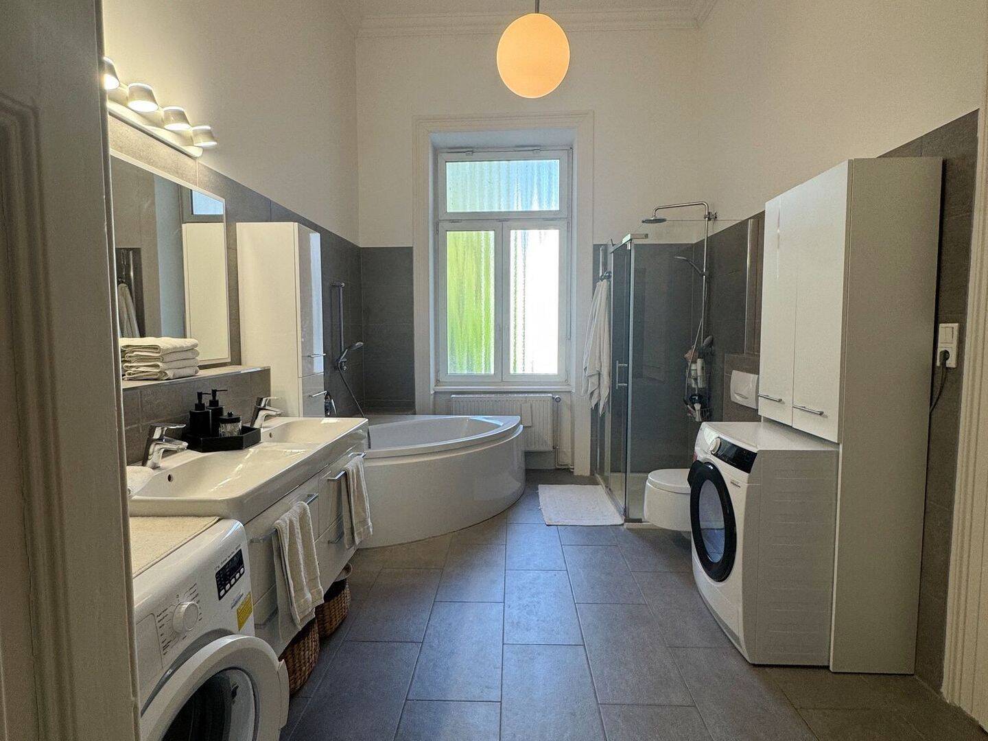 Stilvolle Altbauwohnung mit vier Zimmern, Balkon und moderner Küche in Bahnhofsnähe – 65185 Wiesbaden – Vorschaubild 4