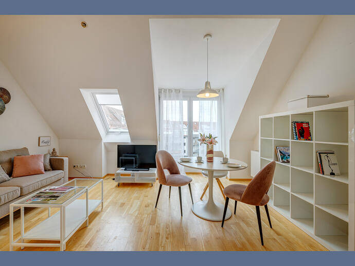 Möbliert: Wunderschöne Dachgeschosswohnung in Schwabing – München – Vorschaubild 4
