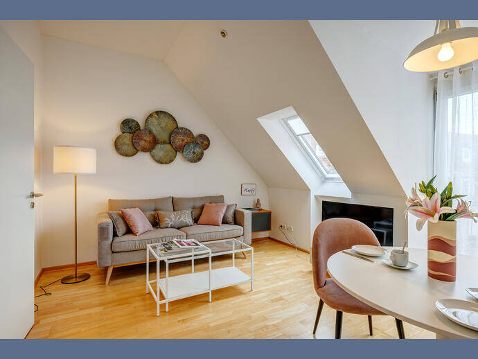 Möbliert: Wunderschöne Dachgeschosswohnung in Schwabing – München – Vorschaubild 3