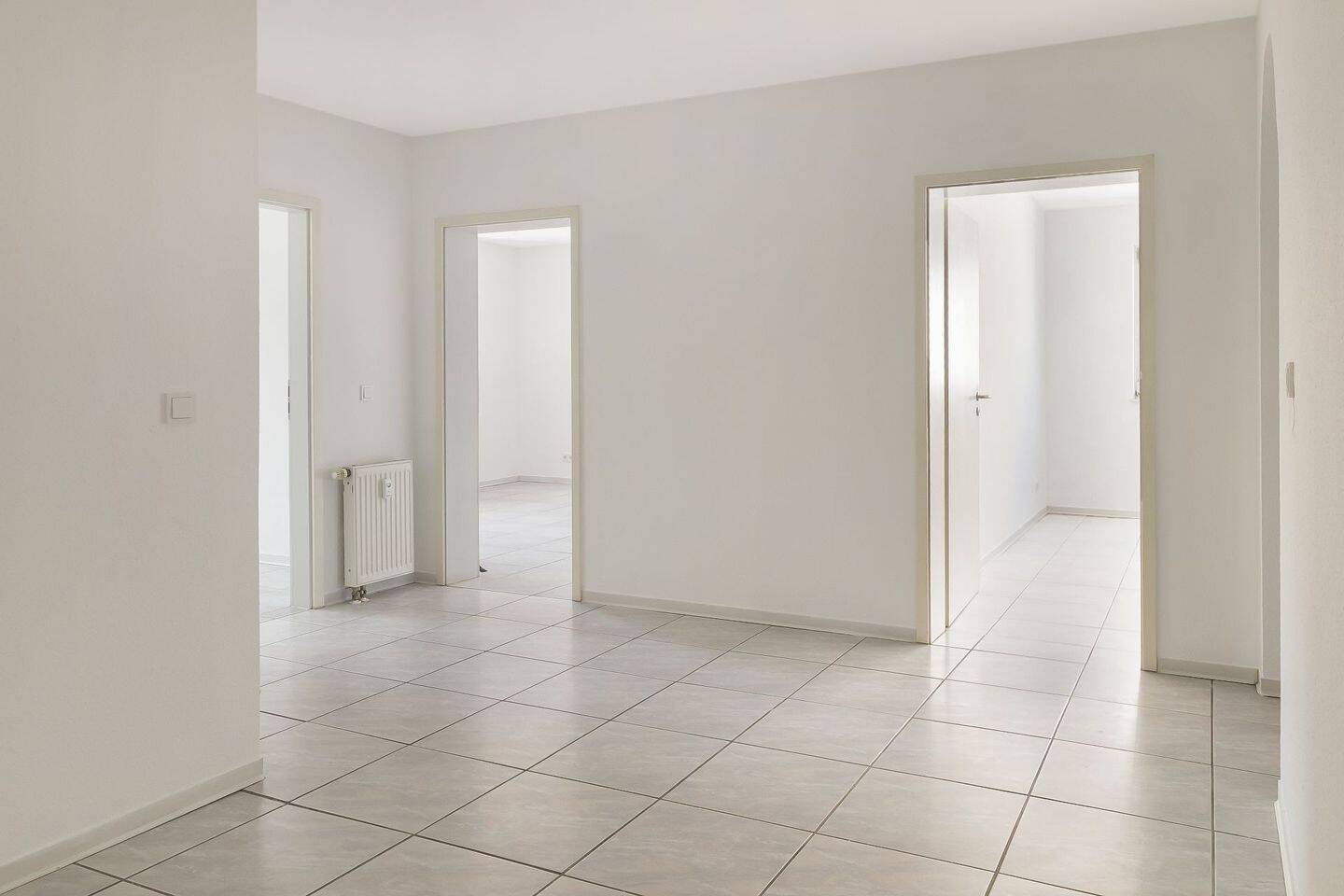 Lichtdurchflutete 4-Zimmer Wohnung mit 2 Balkonen, Garage & Stellplatz – 51149 Köln – Vorschaubild 3