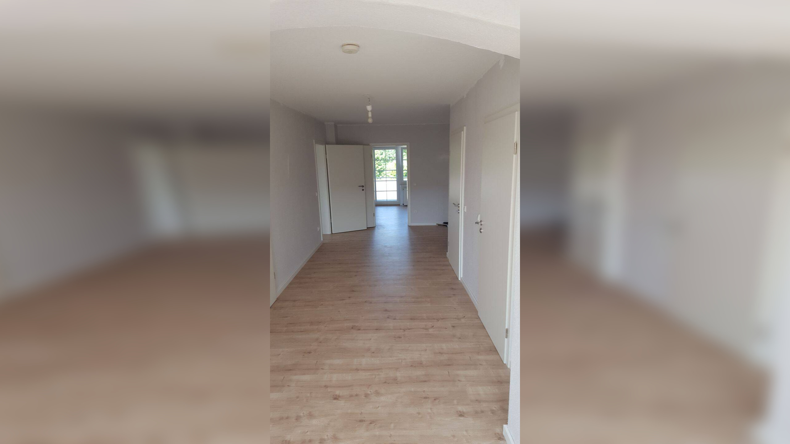 Lichtdurchflutete 4-Zimmer-Wohnung mit zwei Balkonen und traumhaftem Blick ins Grüne und am Mittellandkanal zu vermieten. – 49152 Bad Essen – Vorschaubild 3