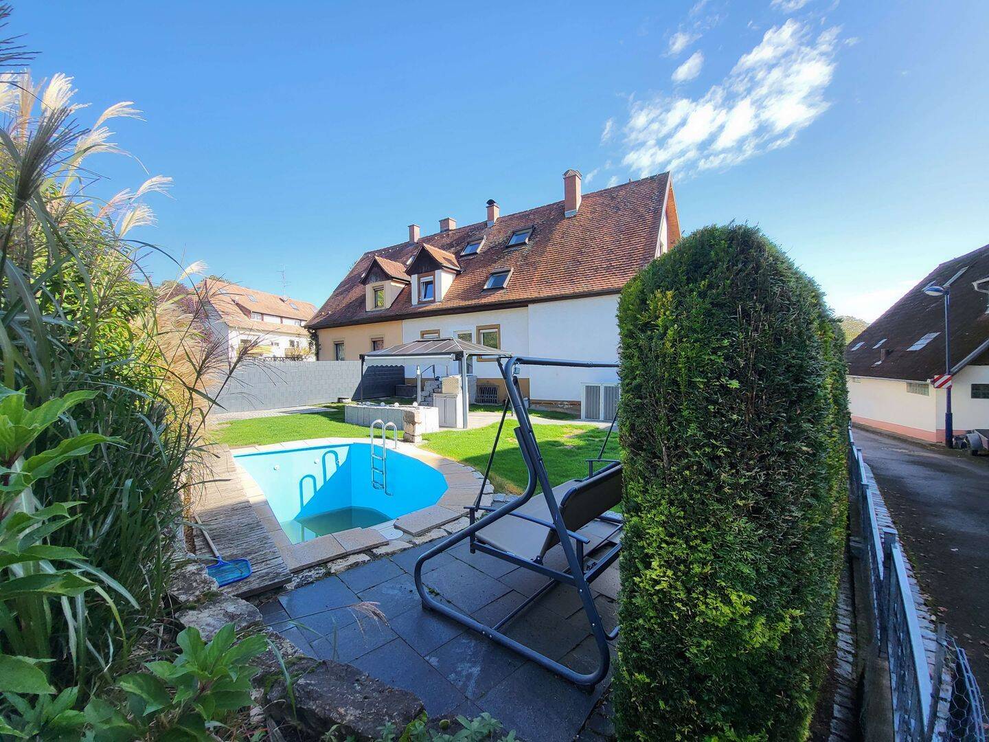 Sonnige 4-Zi.-EG-WHG mit 244 m² Garten, Pool und & sehr großem ebenerdigem Keller – 79112 Freiburg im Breisgau – Vorschaubild 3