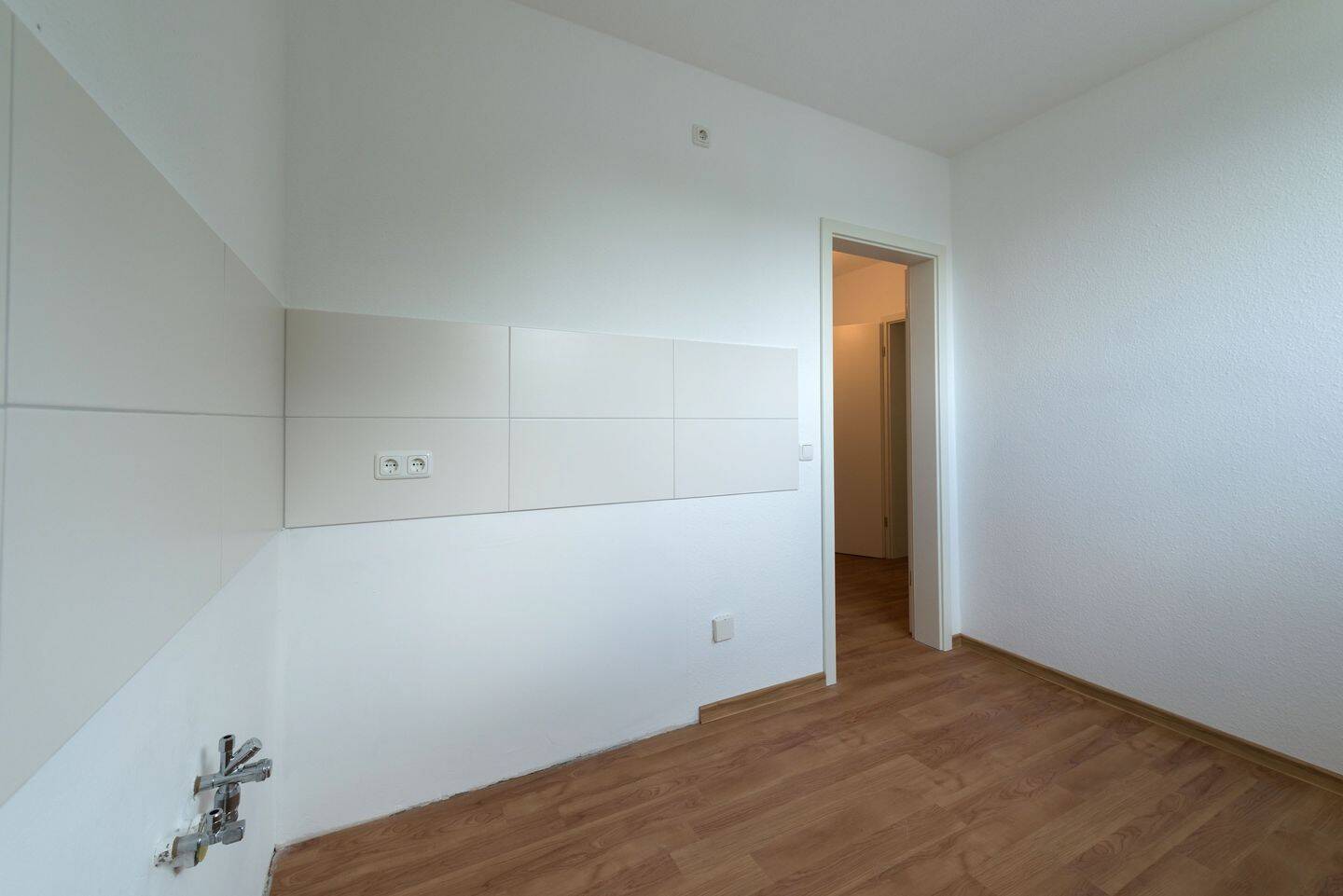 * * SINGLEWOHNUNG * * renovierte 1-Zimmer Wohnung m. Südloggia – 47198 Duisburg – Vorschaubild 3