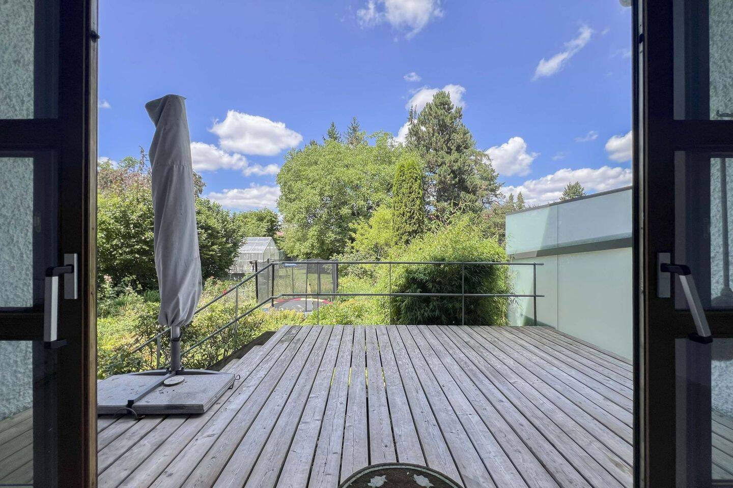 Sofort bezugsfrei: Doppelhaushälfte mit 2 Wohneinheiten und ruhigem 800qm-Traumgrundstück! – 81549 München – Vorschaubild 3