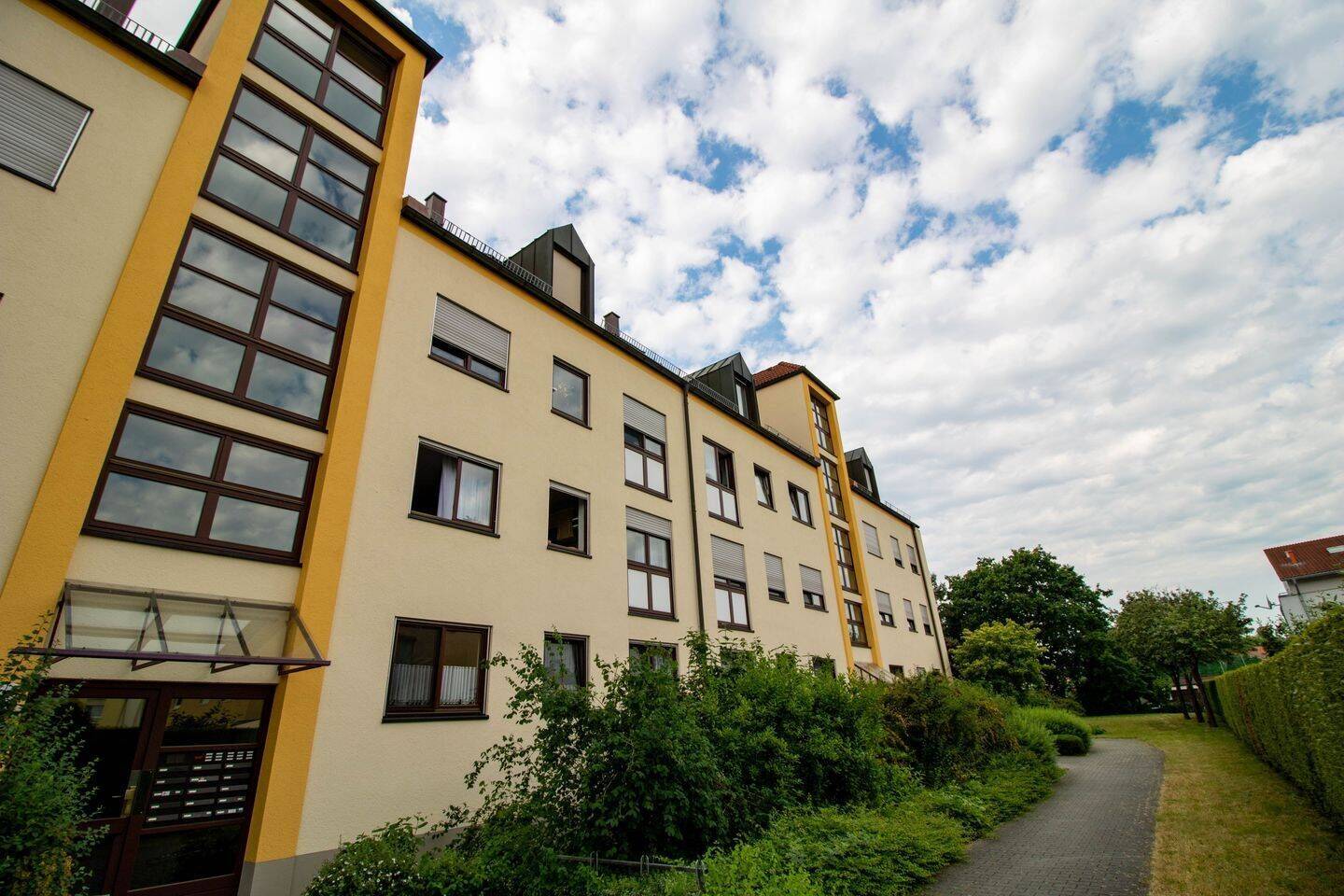Ruhige und gepflegte 2-Raum-Dachgeschosswohnung mit Tiefgaragenstellplatz in Dresden-Cotta – 1157 Dresden – Vorschaubild 3
