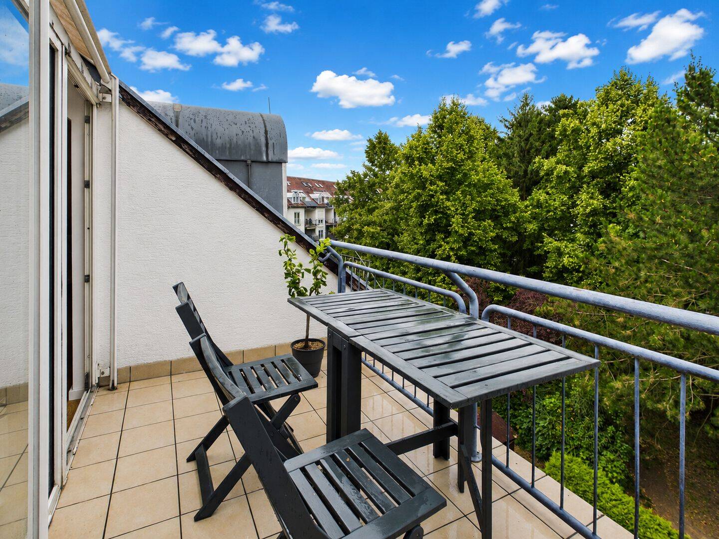 SCHWIND IMMOBILIEN – lichtdurchflutete 2-Zimmer-Wohnung mit Balkon und besonderer Architektur – 64289 Darmstadt – Vorschaubild 3