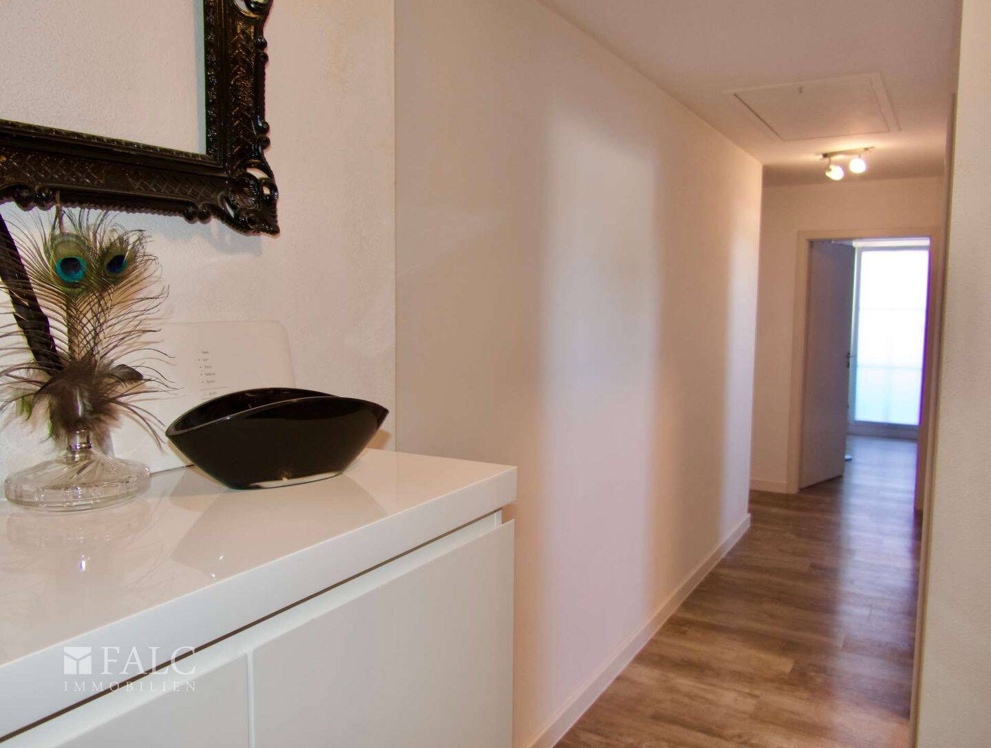 Einfach Mehr: Top 2-Zimmer-DG-Wohnung, modernisiert, EBK, Balkon, Garage. Ruhige Wohnlage. – 85055 Ingolstadt – Vorschaubild 7