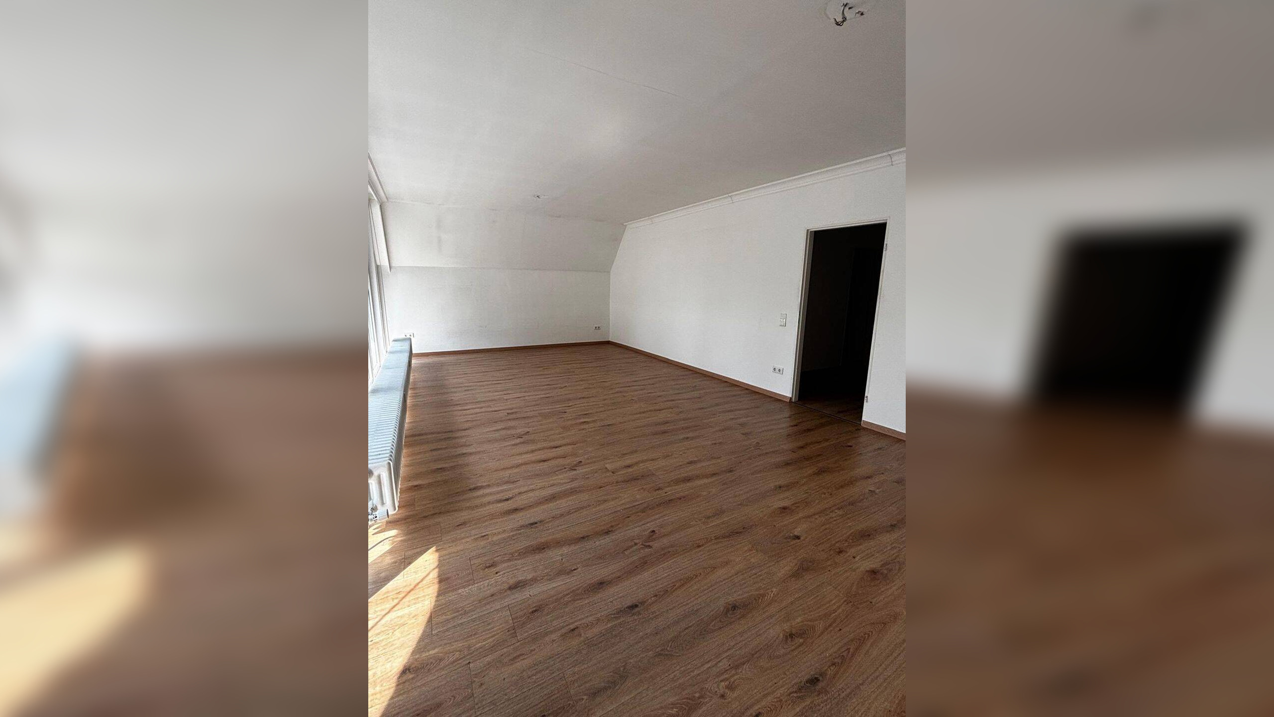 Ruhige 3 Zimmer Dachgeschosswohnung mit Balkon und Garage in Hamburg Wandsbek – 22147 Hamburg – Vorschaubild 3
