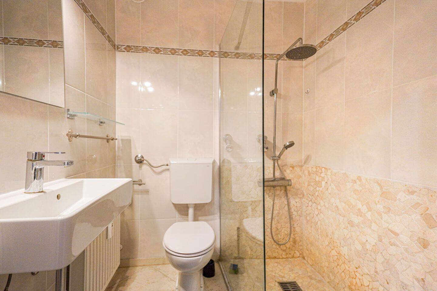Modernisiert & lichtdurchflutet – Komfortable 2-Zimmer-Wohnung mit Balkon und Lift – 13435 Berlin – Vorschaubild 3