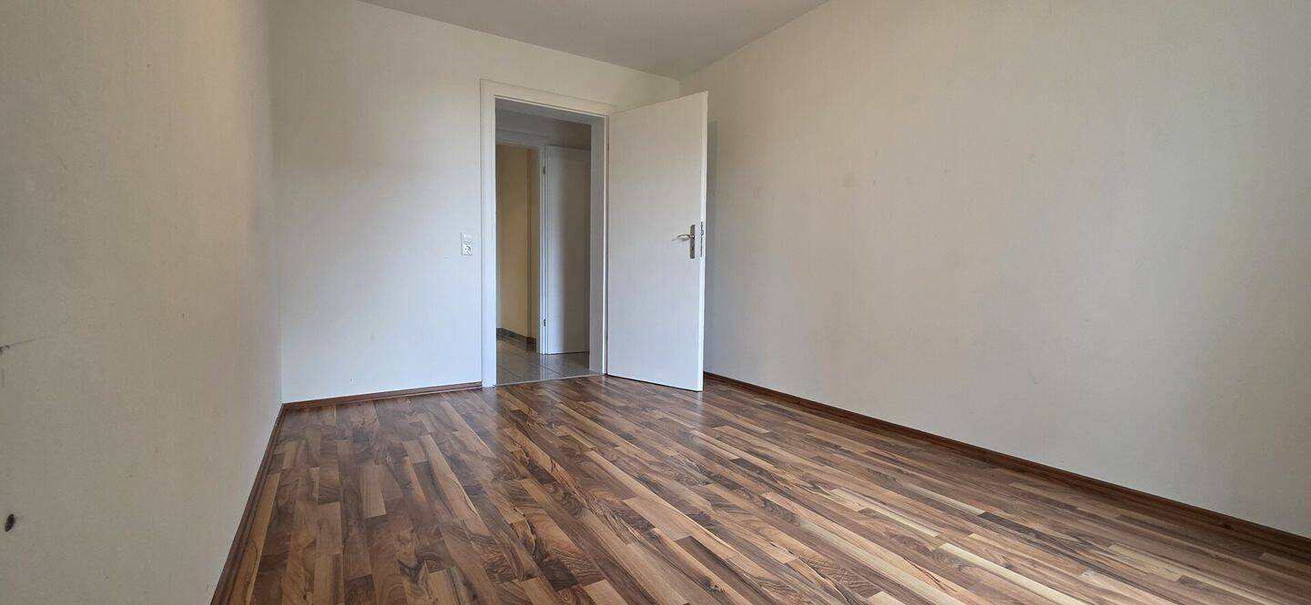 Viel Raum für Ihre Wohnideen: Attraktive 4-Zimmerwohnung mit zwei Balkonen und Garage – 76131 Karlsruhe – Vorschaubild 3