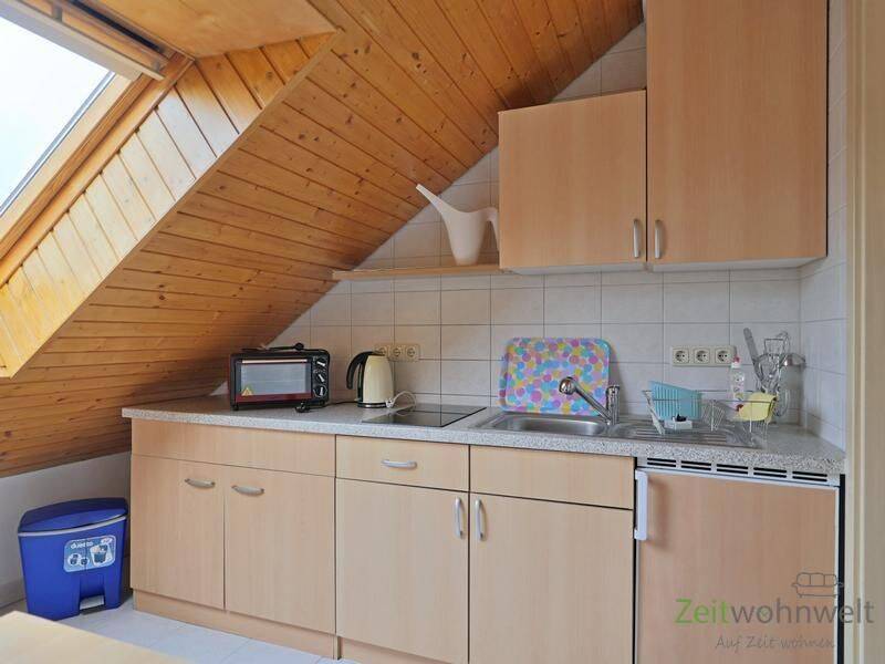 (EF1025_M) Dresden: Ockerwitz, preiswerte möblierte Dachwohnung mit Balkon und Grundreinigung, WLAN – 1156 Dresden – Vorschaubild 3