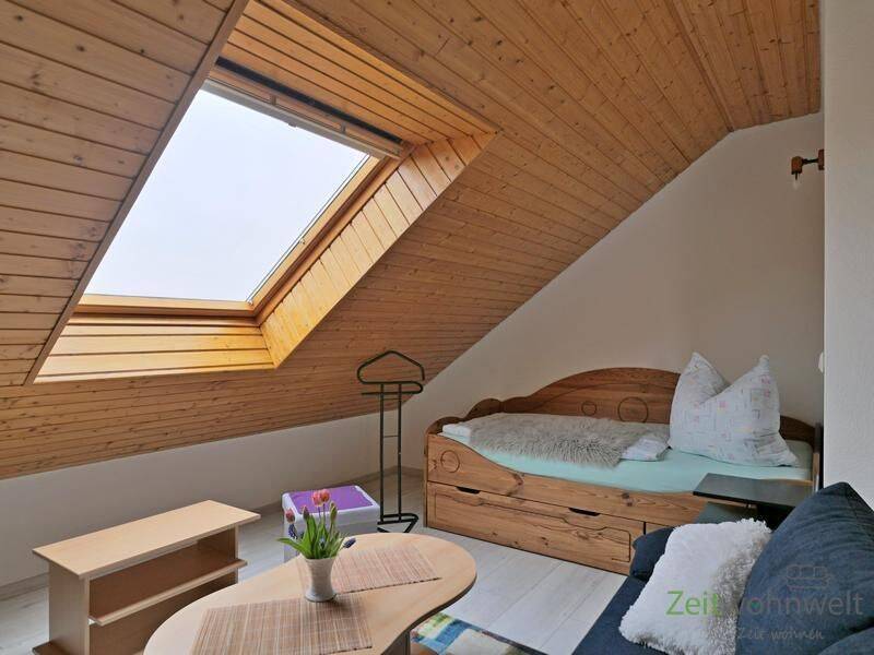 (EF1025_M) Dresden: Ockerwitz, preiswerte möblierte Dachwohnung mit Balkon und Grundreinigung, WLAN – 1156 Dresden – Vorschaubild 4