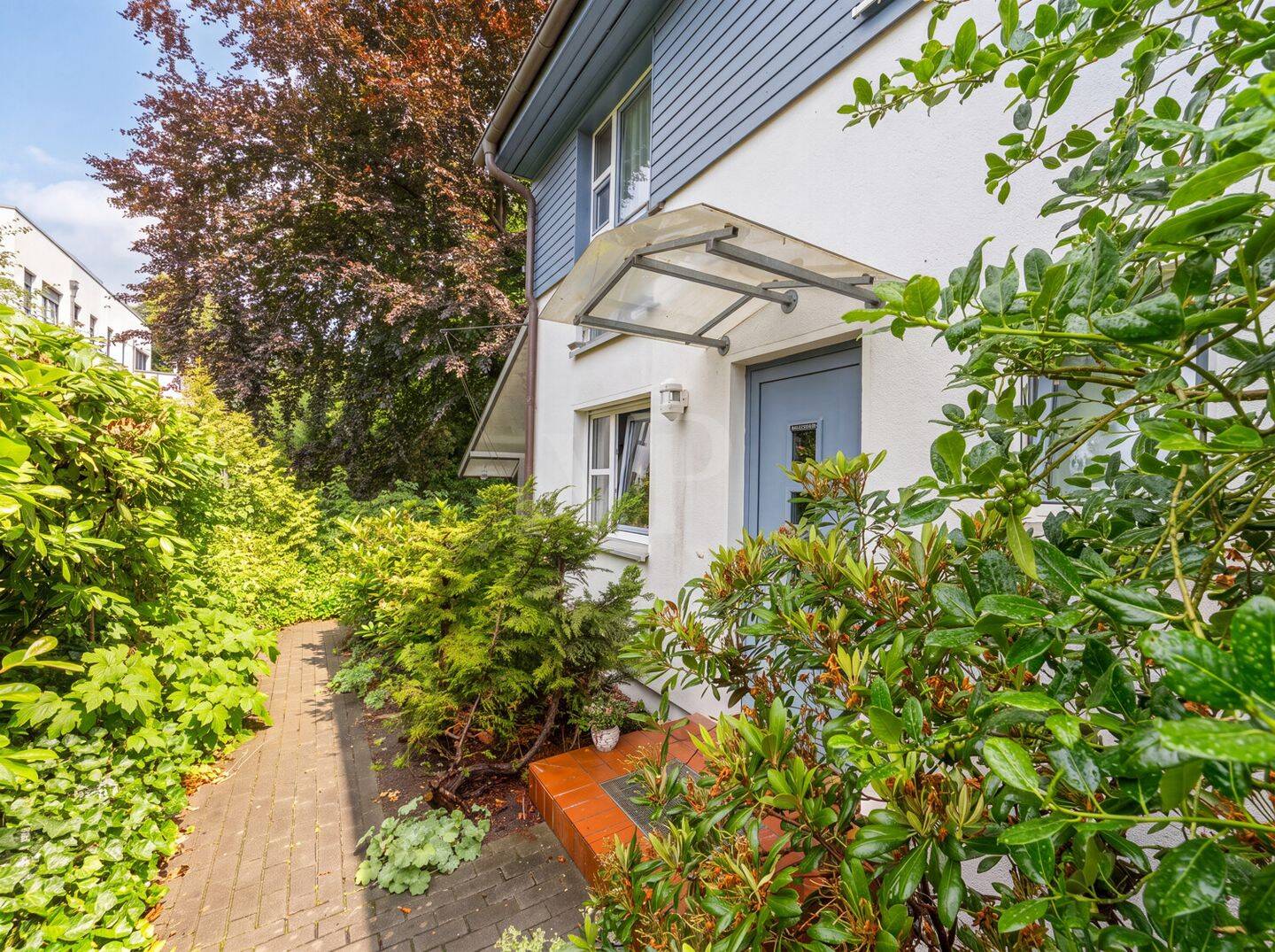 Großzügige Doppelhaushälfte in gehobener Wohnlage | Grünes Traumgrundstück in Südwest-Ausrichtung – 18147 Rostock – Vorschaubild 3