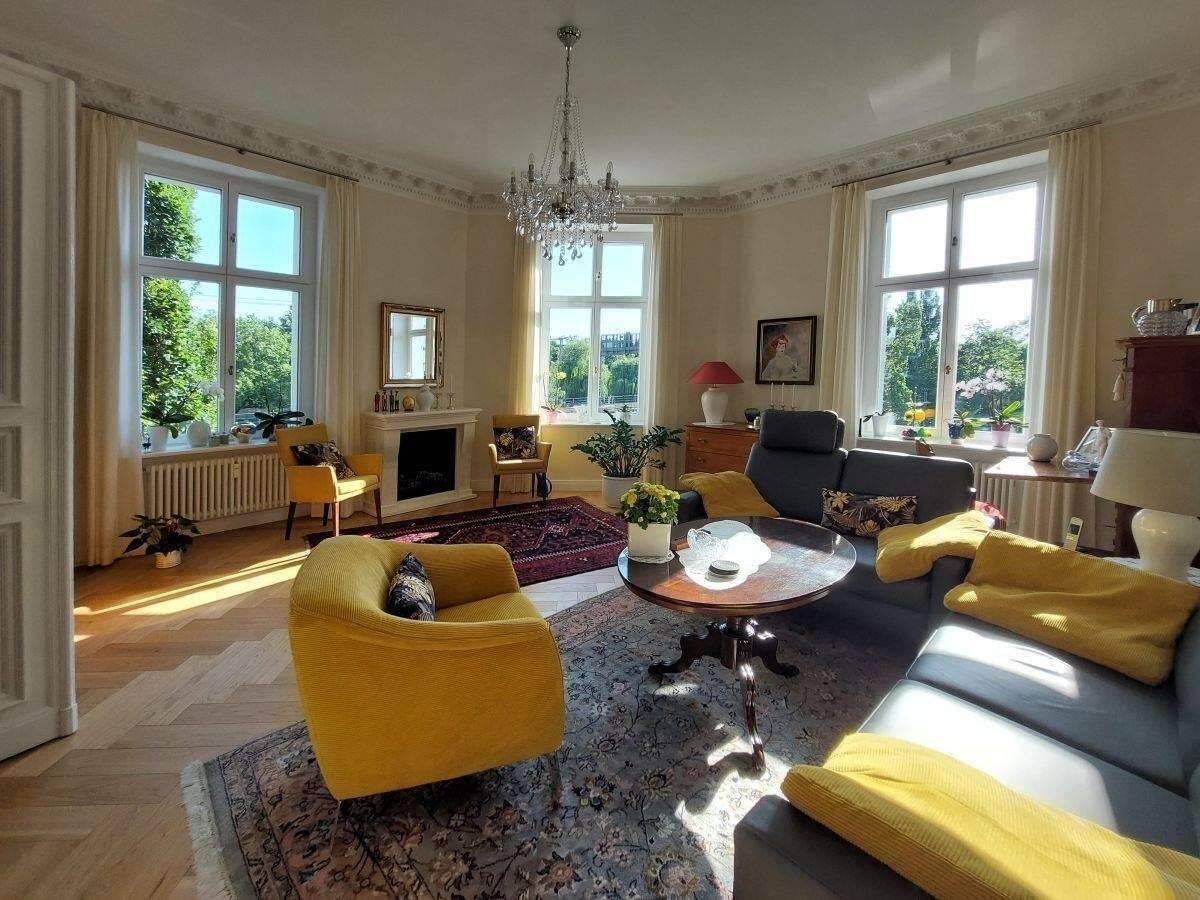 Bezugsfertig! Einfach fantastisch! Hochwertig sanierte Altbauwohnung mit Aufzug, Stuck, Parkett, Südbalkon, 2 Bädern, Einbauküche uvm. – 10557 Berlin – Vorschaubild 3