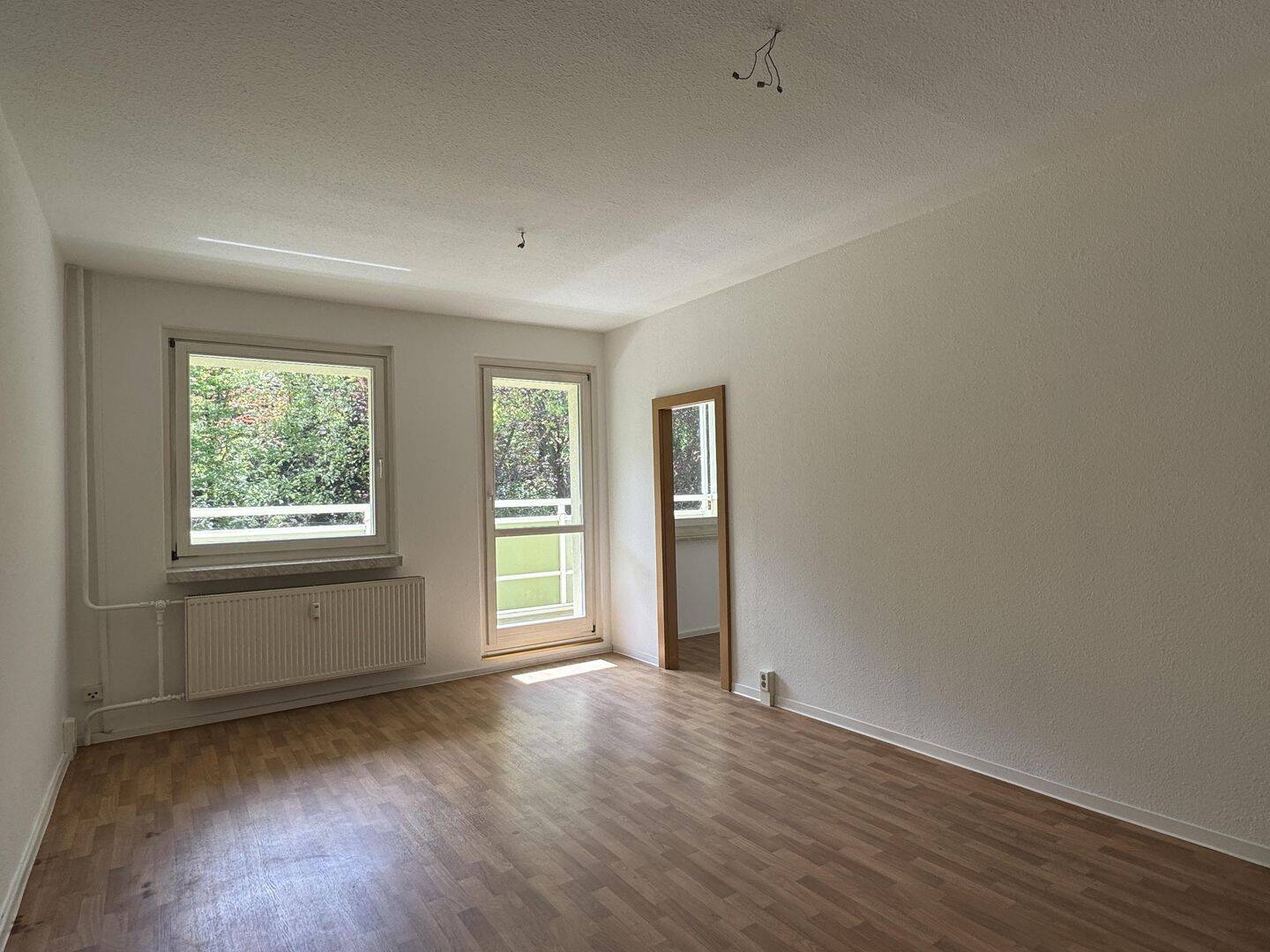 Freie, top gepflegte 3-Zimmer-Wohnung! 1. Etage, mit Sonnenbalkon ins Grüne, sehr ruhige Lage – 1219 Dresden – Vorschaubild 4
