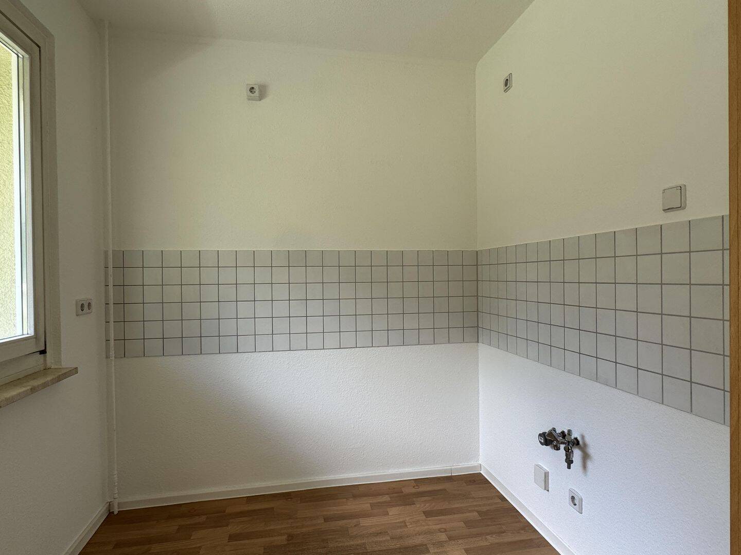 Freie, top gepflegte 3-Zimmer-Wohnung! 1. Etage, mit Sonnenbalkon ins Grüne, sehr ruhige Lage – 1219 Dresden – Vorschaubild 11