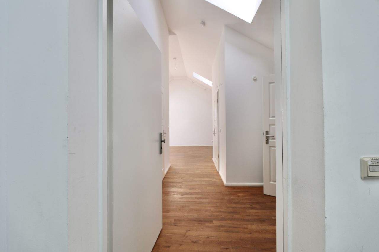 LICHTDURCHFLUTETE DACHGESCHOSSWOHNUNG MIT SONNIGER TERRASSE – OFFENE WOHNLOUNGE – ZENTRAL & RUHIG – 10243 Berlin – Vorschaubild 3