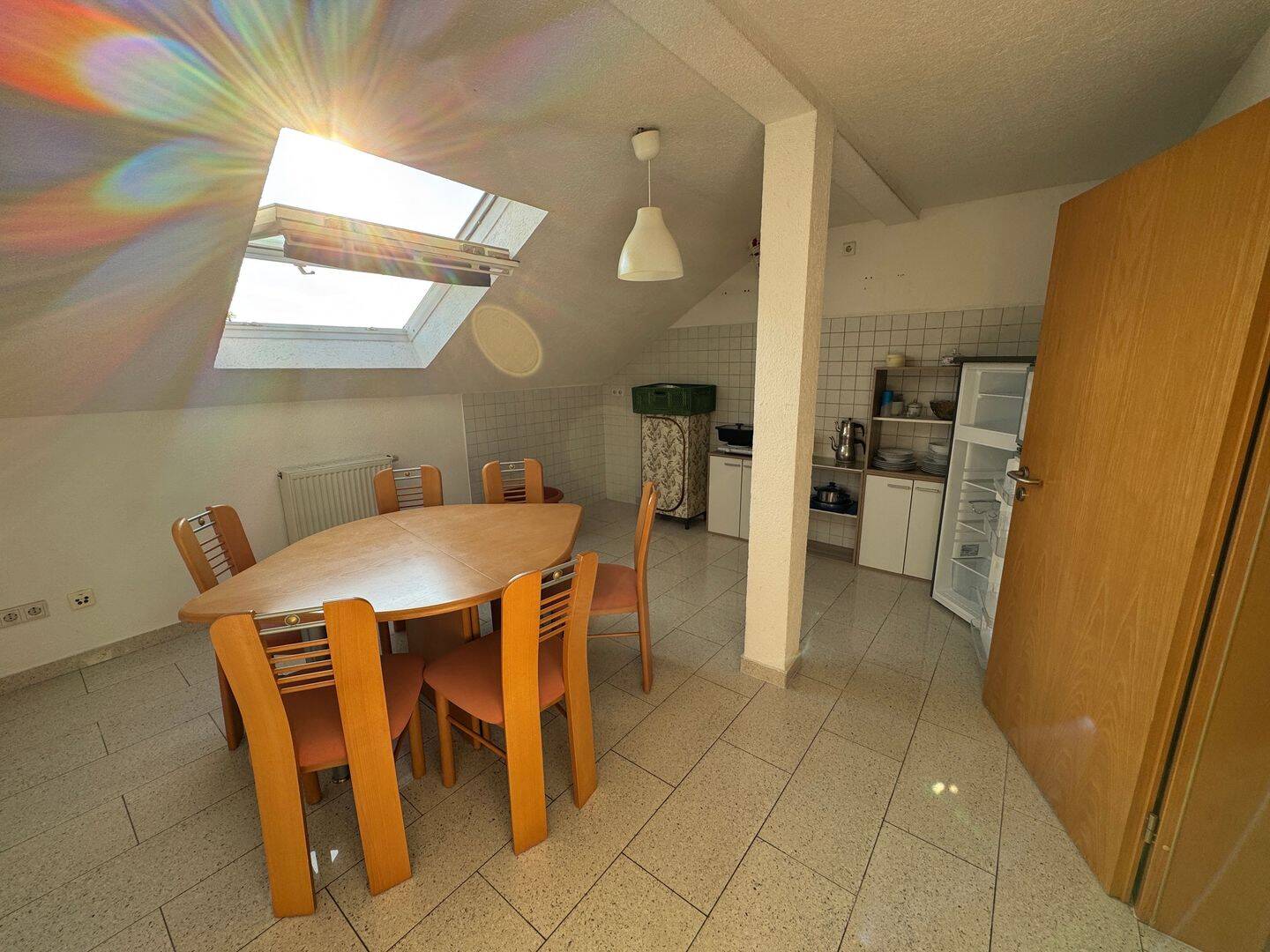 Lichtdurchflutete, möblierte 3-Zimmer-Dachgeschosswohnung (72 m2) – 70372 Stuttgart – Vorschaubild 3