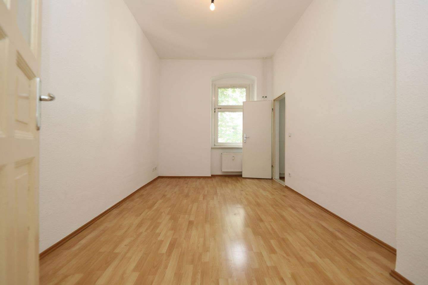 RUHIGER RÜCKZUGSORT IN BELIEBTER KIEZ-LAGE – NETTE COMMUNITY – BALKON MIT BLICK INS GRÜNE – 12047 Berlin – Vorschaubild 3