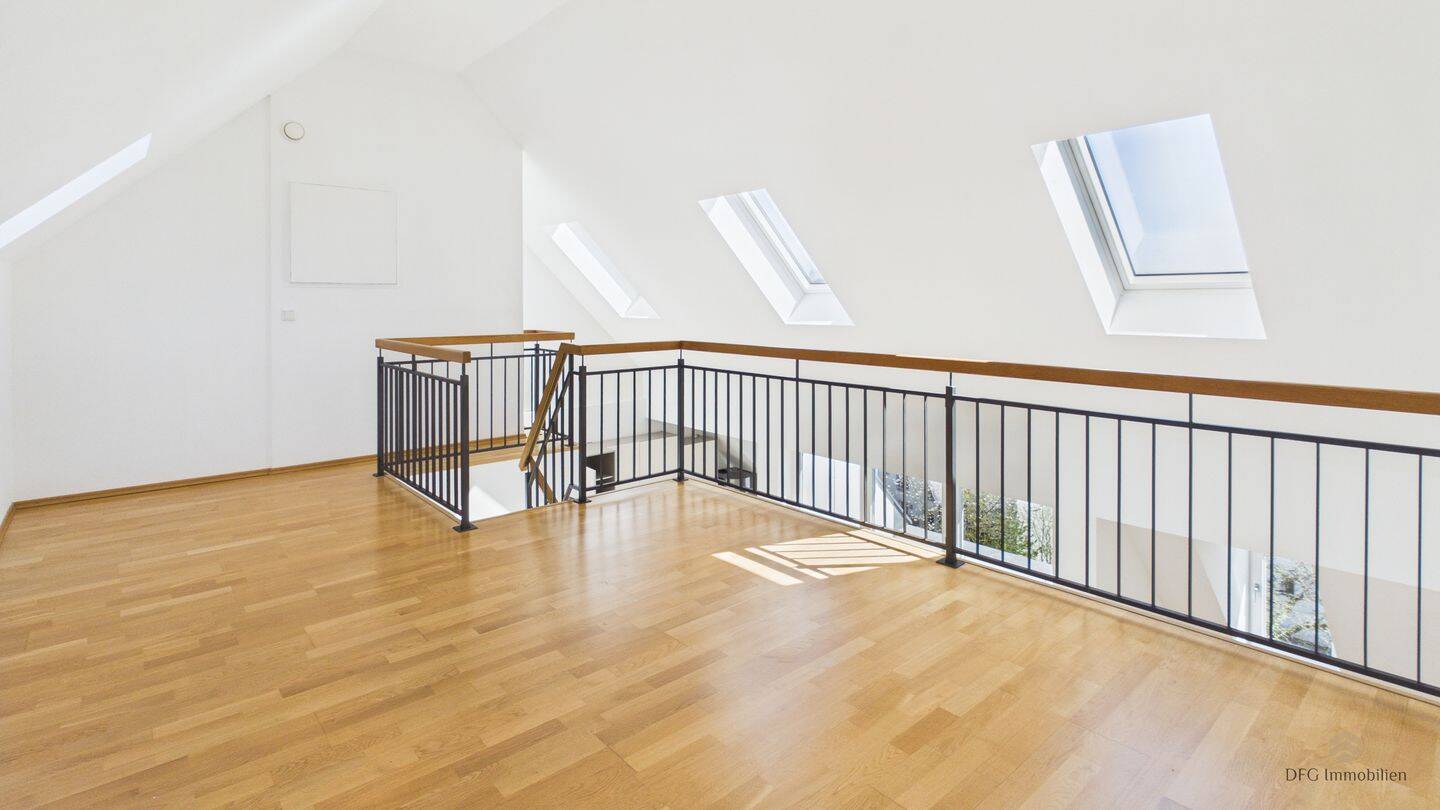 Lichtdurchflutetes Wohnen auf zwei Ebenen – Galeriewohnung mit ruhiger Dachterrasse in Sendling – 81369 München – Vorschaubild 3