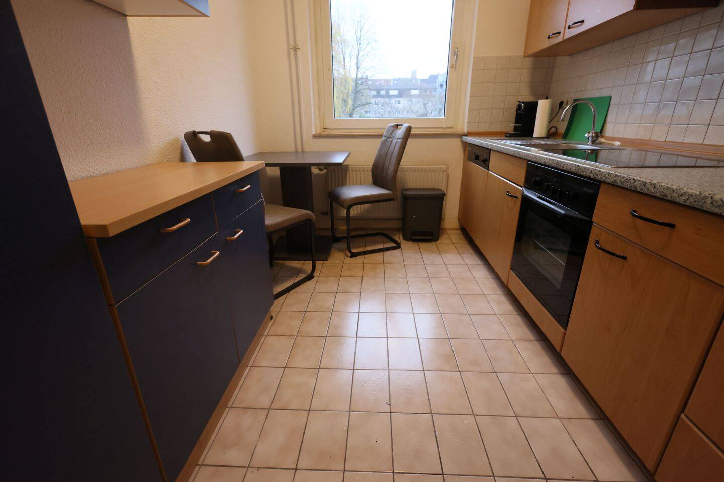 2-Raum-Wohnung, voll Möbliert, inkl. Einbauküche, Wannenbad und Balkon zu vermieten! – 45131 Essen – Vorschaubild 4