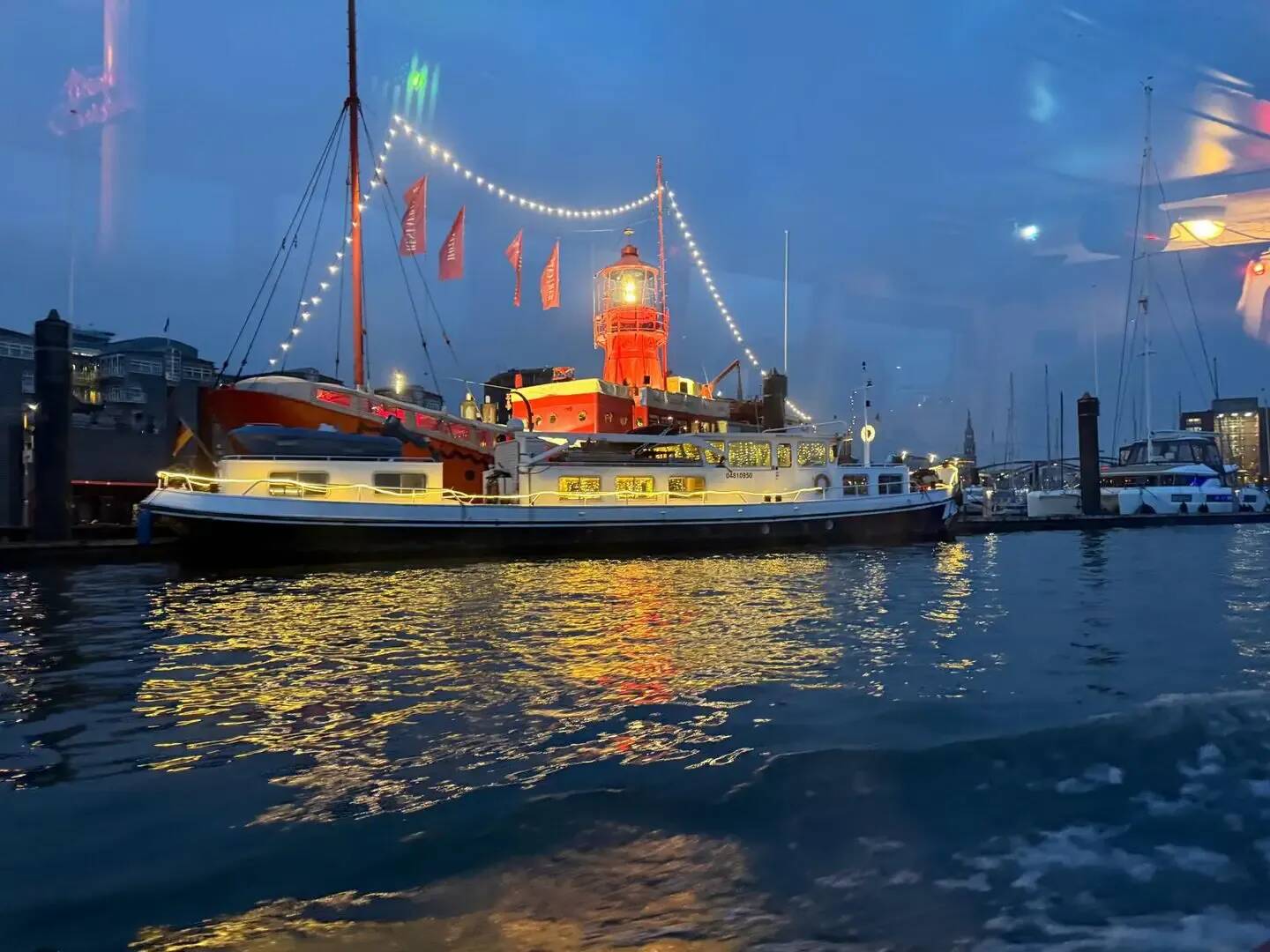 Komfortables Wohnschiff mitten in Hamburg – 20459 Hamburg – Vorschaubild 3