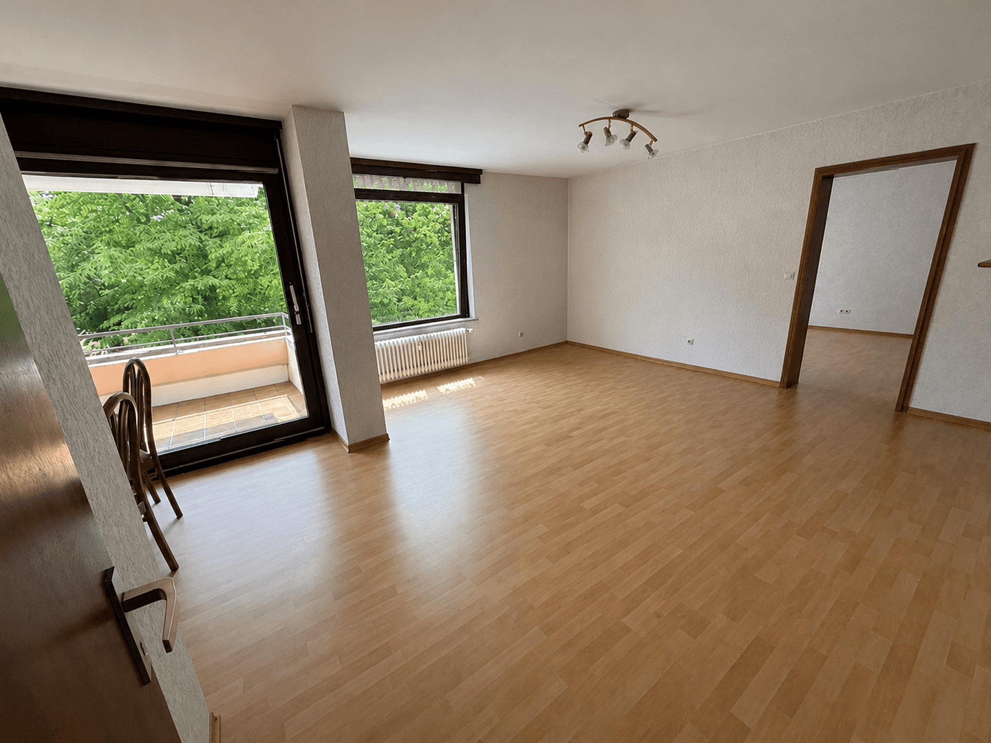 2-Zimmerwohnung mit großem Südbalkon – Günstig und sofort frei – 70565 Stuttgart – Vorschaubild 3
