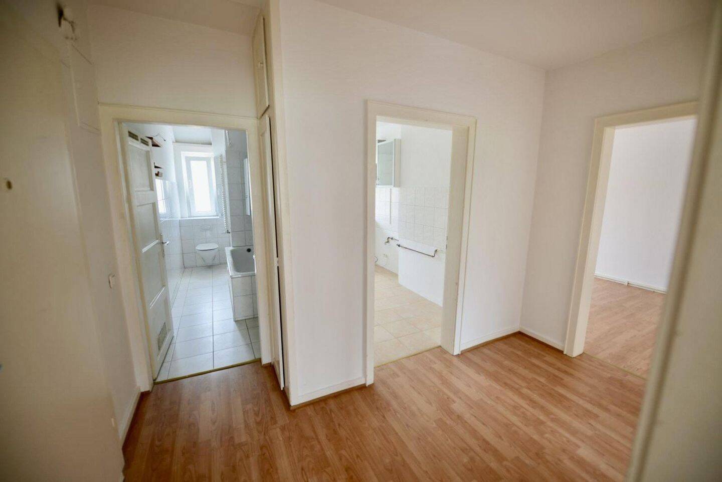 Exklusive 3-Zimmer-DG-Wohnung mit Einbauküche in Wiesbaden – 65195 Wiesbaden – Vorschaubild 4