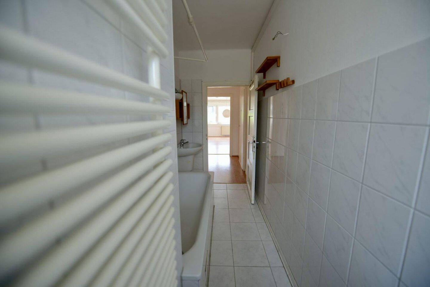 Exklusive 3-Zimmer-DG-Wohnung mit Einbauküche in Wiesbaden – 65195 Wiesbaden – Vorschaubild 5