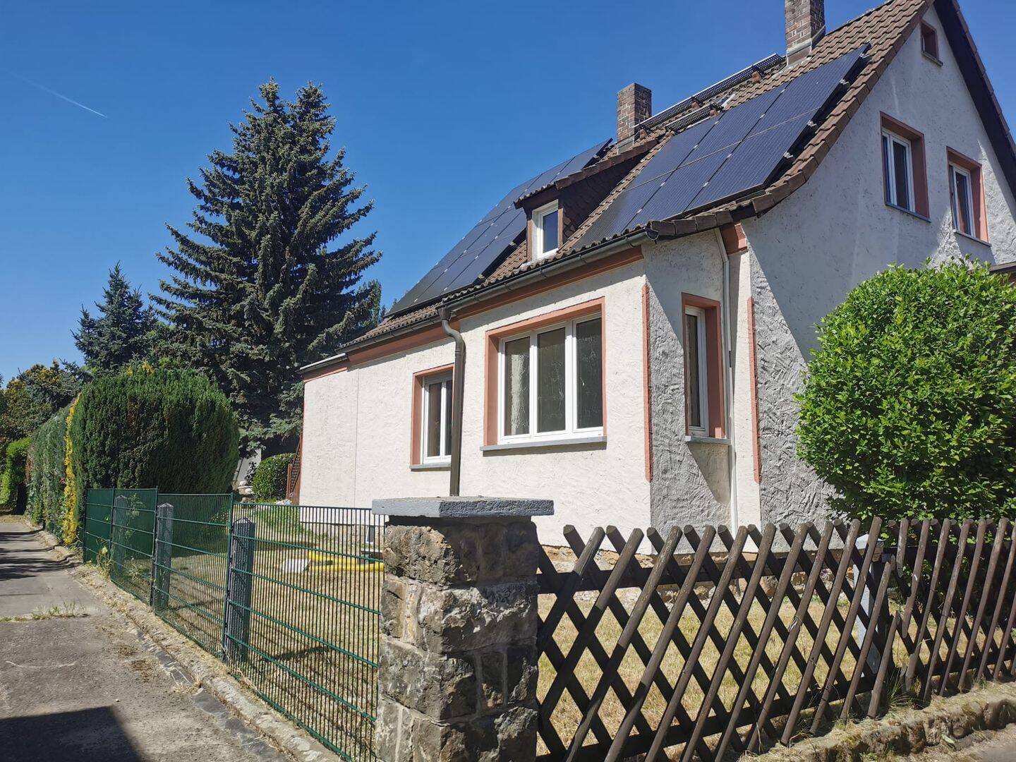 Ruhiges Wohnen in Dresden: Solides Einfamilienhaus mit PV-Anlage, Garage & 525 qm Grundstück – Von Privat – 1237 Dresden – Vorschaubild 3
