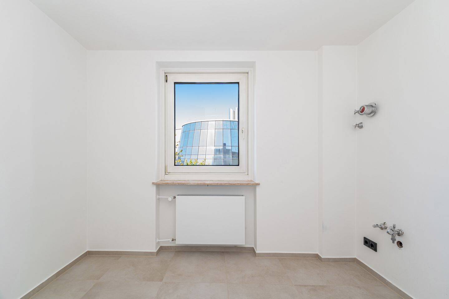 Für den Käufer provisionsfrei: Stilvoll renovierte 4,5 Zimmerwohnung mit zwei Balkonen! – 81677 München – Vorschaubild 5