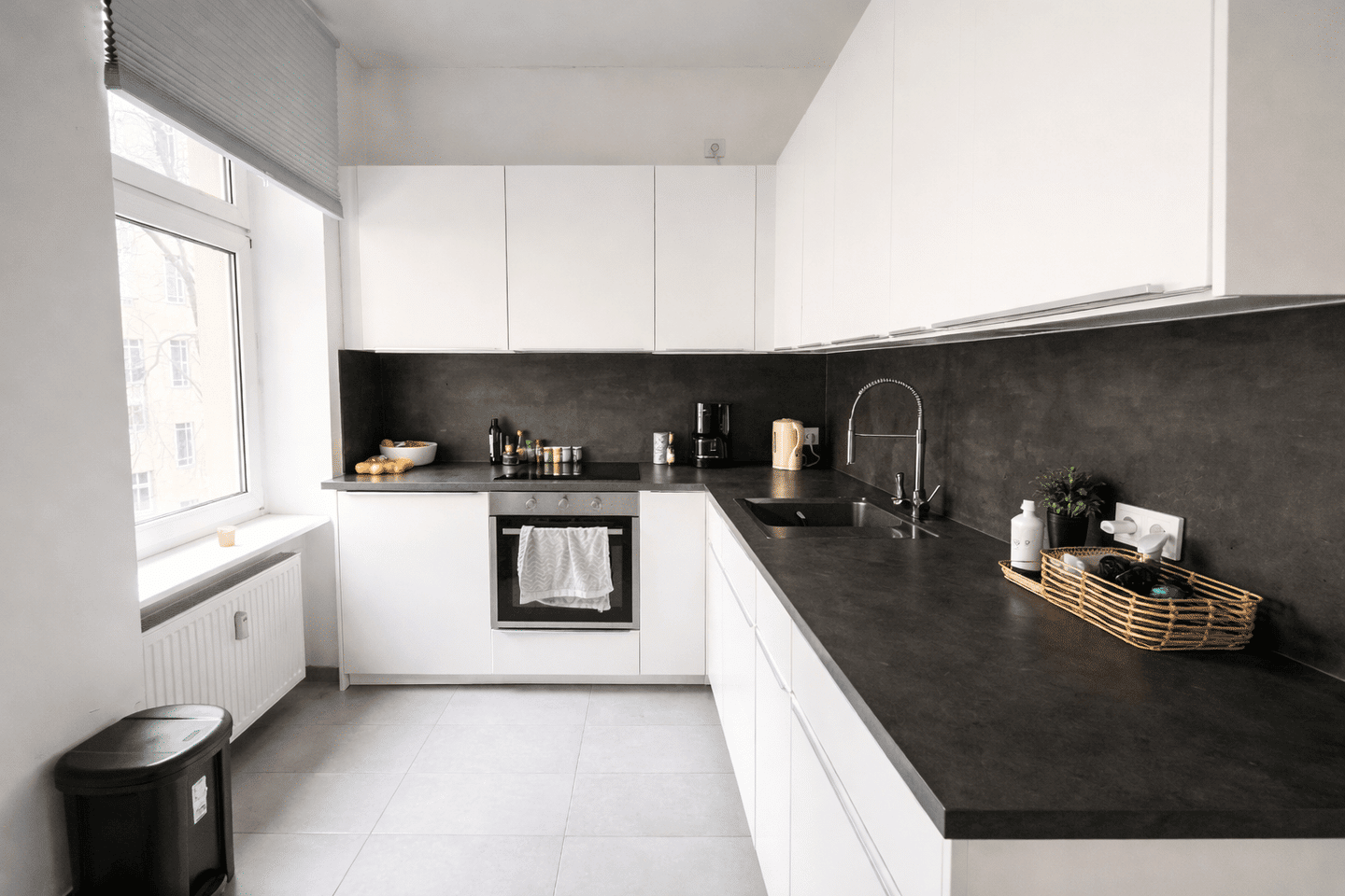 Stilvoll möbliertes Altbau-Apartment mit hochwertiger Ausstattung in Berlin-Charlottenburg – 10589 Berlin – Vorschaubild 3