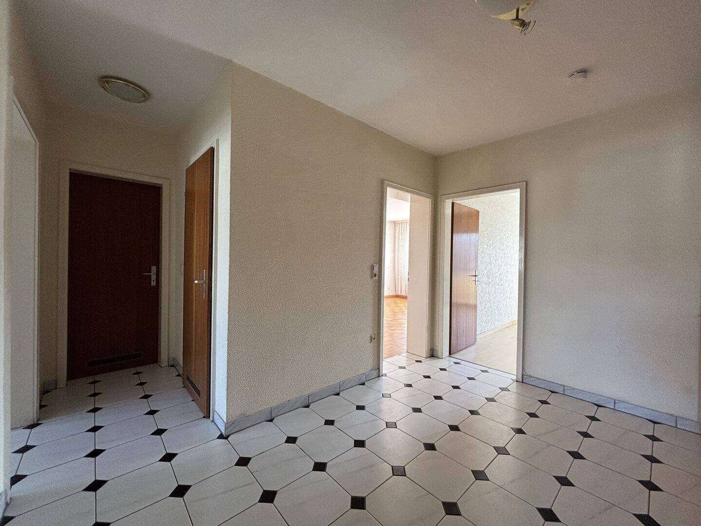 Sonnige 3-Zimmer-Wohnung mit Aufzug, Balkon & TG-Stellplatz in bester Oststadtlage – 76131 Karlsruhe – Vorschaubild 3
