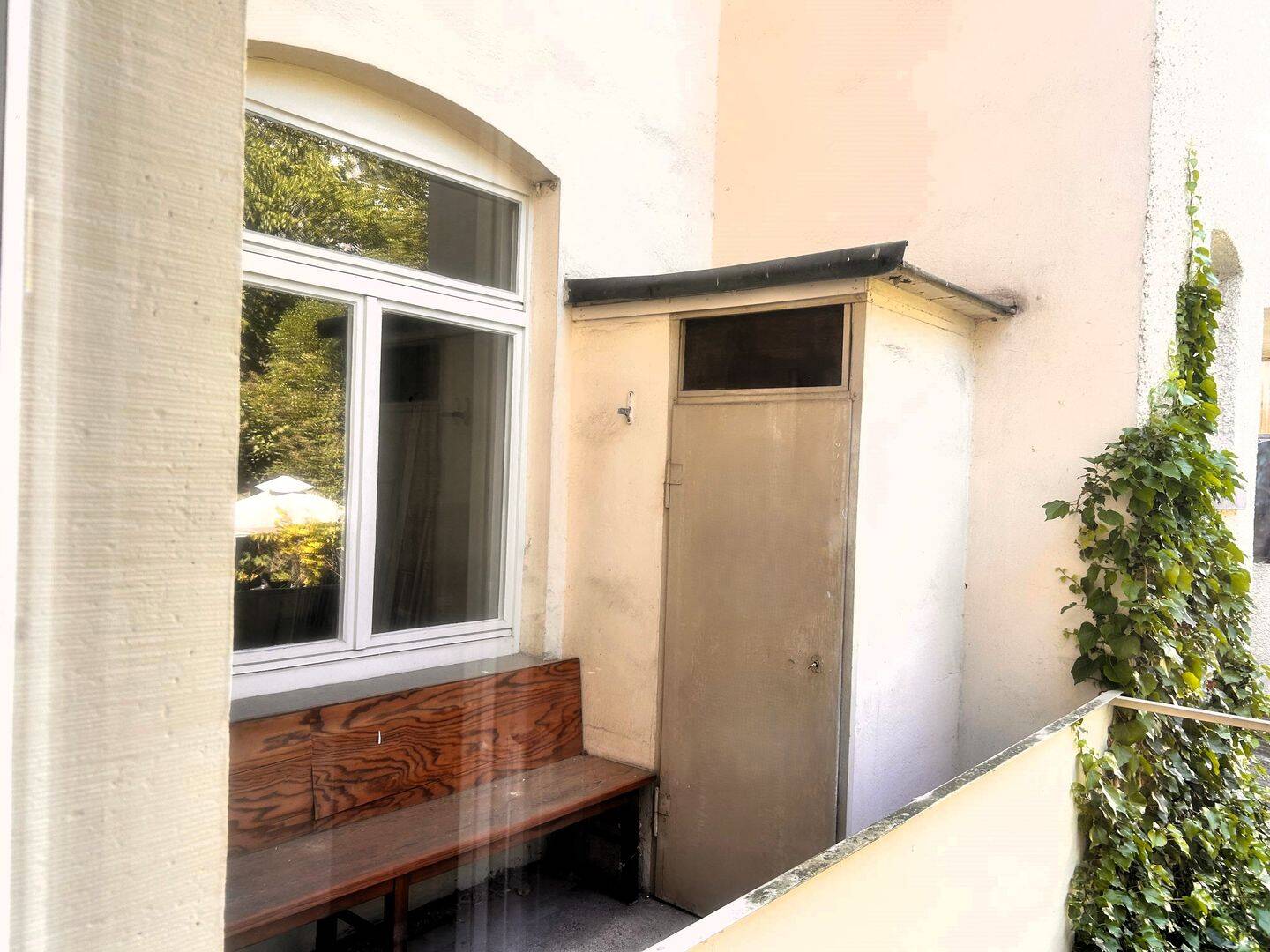 Zeitgemäßes Wohnen mit historischem Flair: 4-Zimmer-Wohnung im 1. OG mit Küchenzeile & 2 Balkone. – 75177 Pforzheim – Vorschaubild 3
