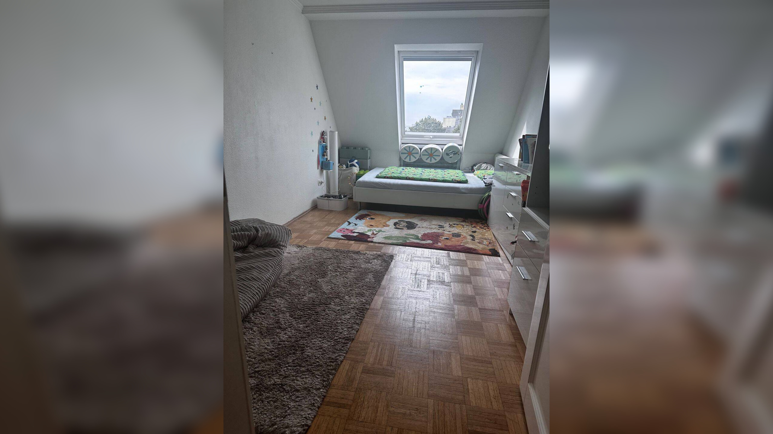 Lichtdurchflutete Dachgeschosswohnung mit offener Küche, Kamin, Tiefgarage und modernem Wohnkomfort – 22045 Hamburg – Vorschaubild 3